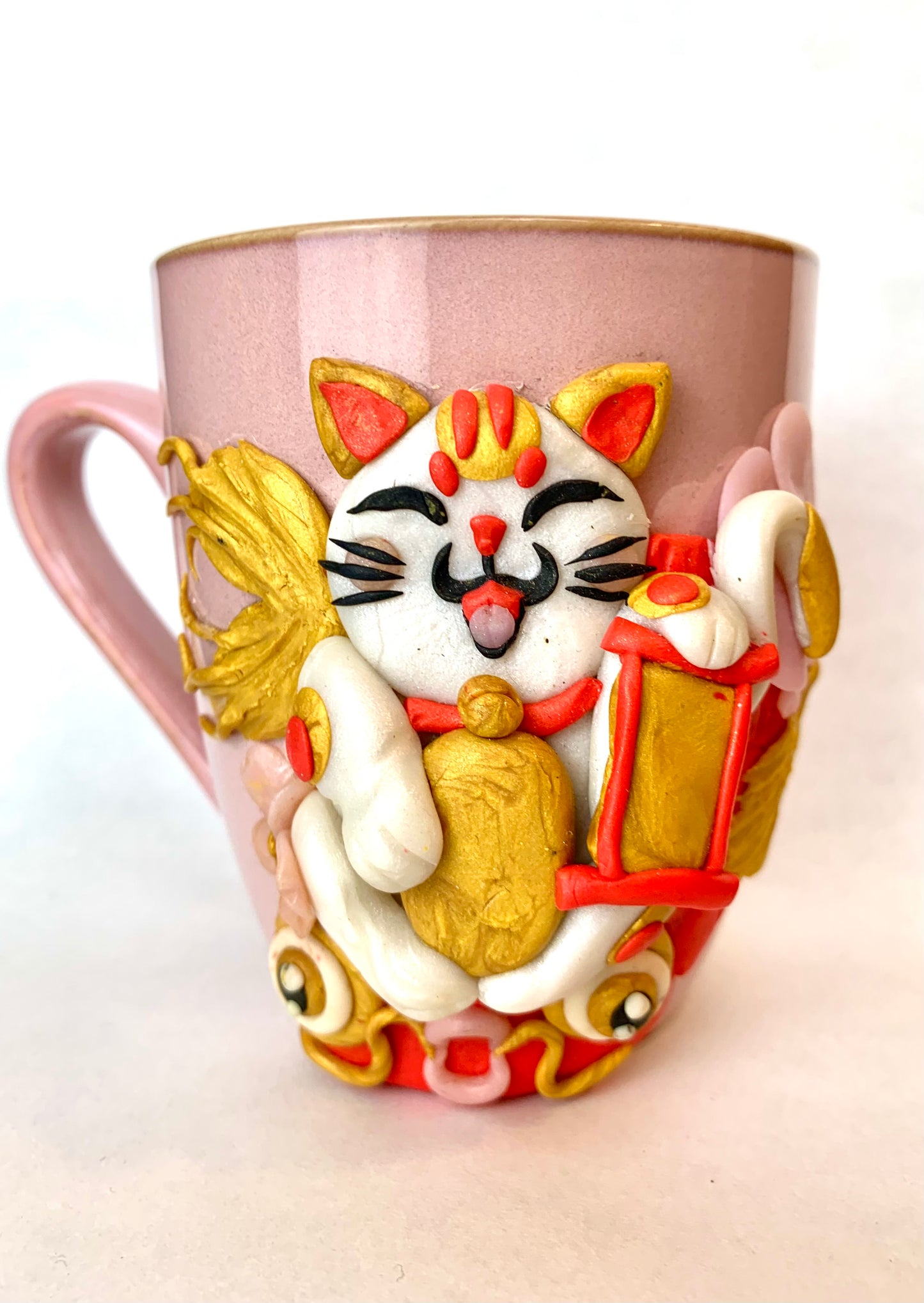 Mug Maneki neko ou chat porte bonheur sur une carpe Koï