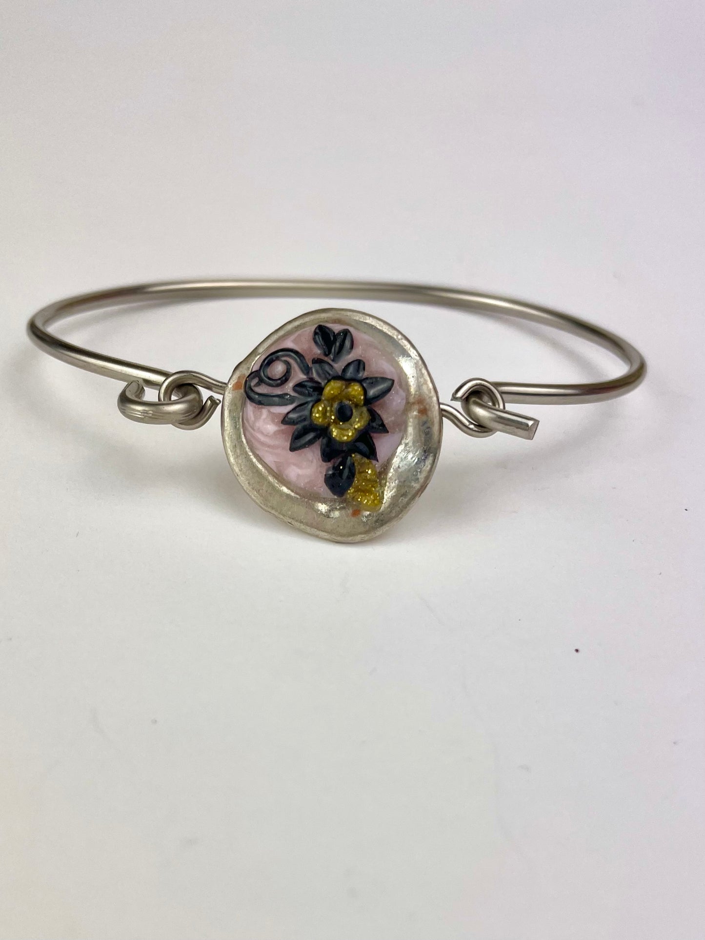Détail du cabochon Fleurs du Mal en pâte polymère – bracelet argenté artisanal