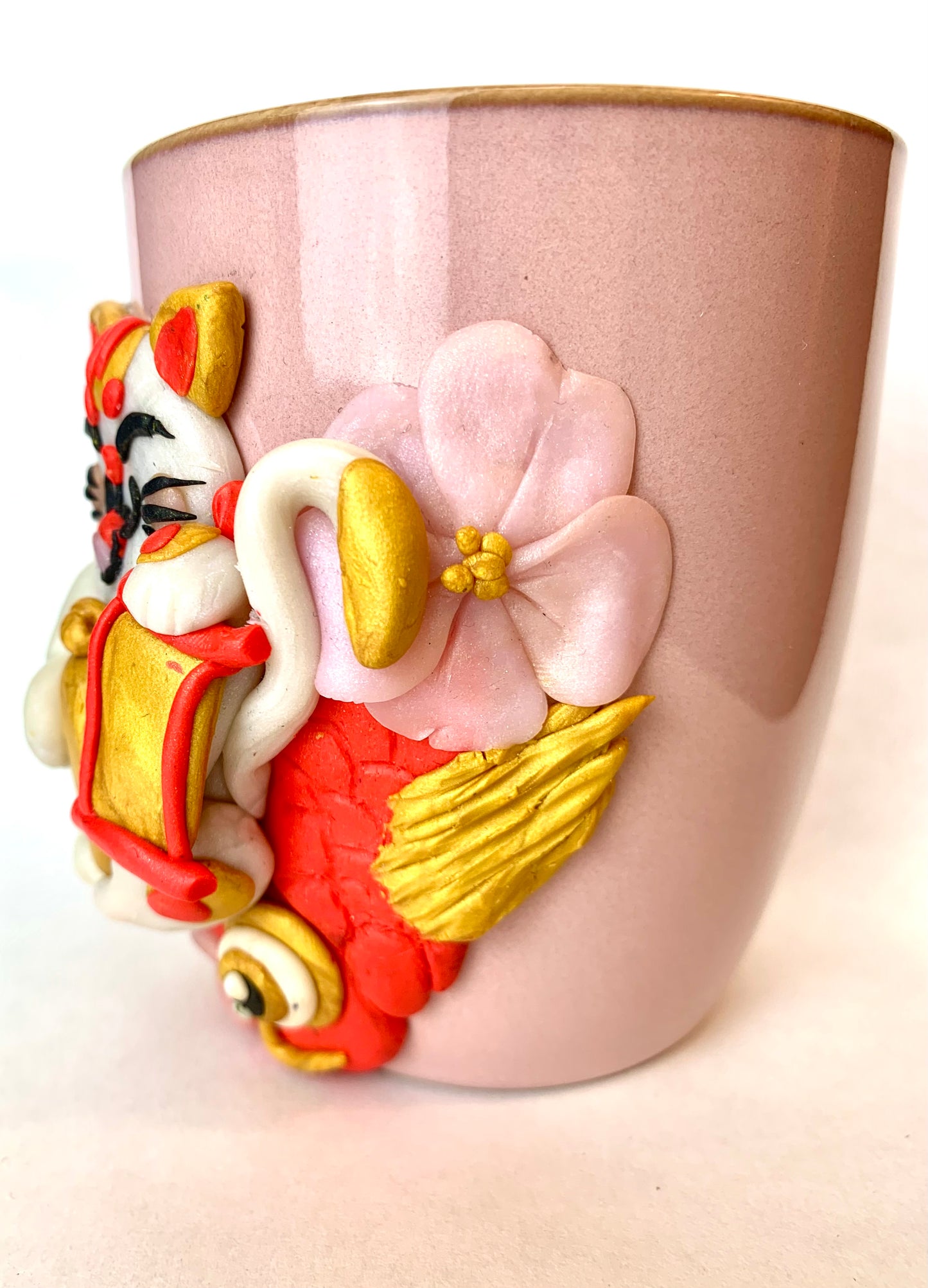 Mug Maneki neko ou chat porte bonheur sur une carpe Koï