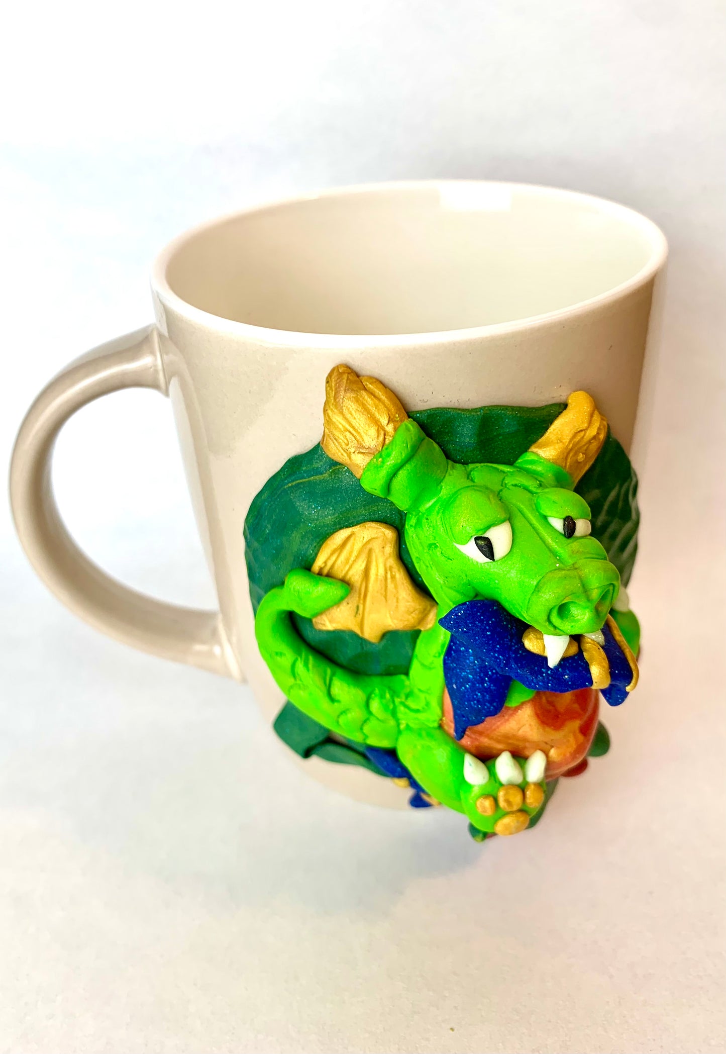 Mug dragon Dragobert mange ses chaussettes