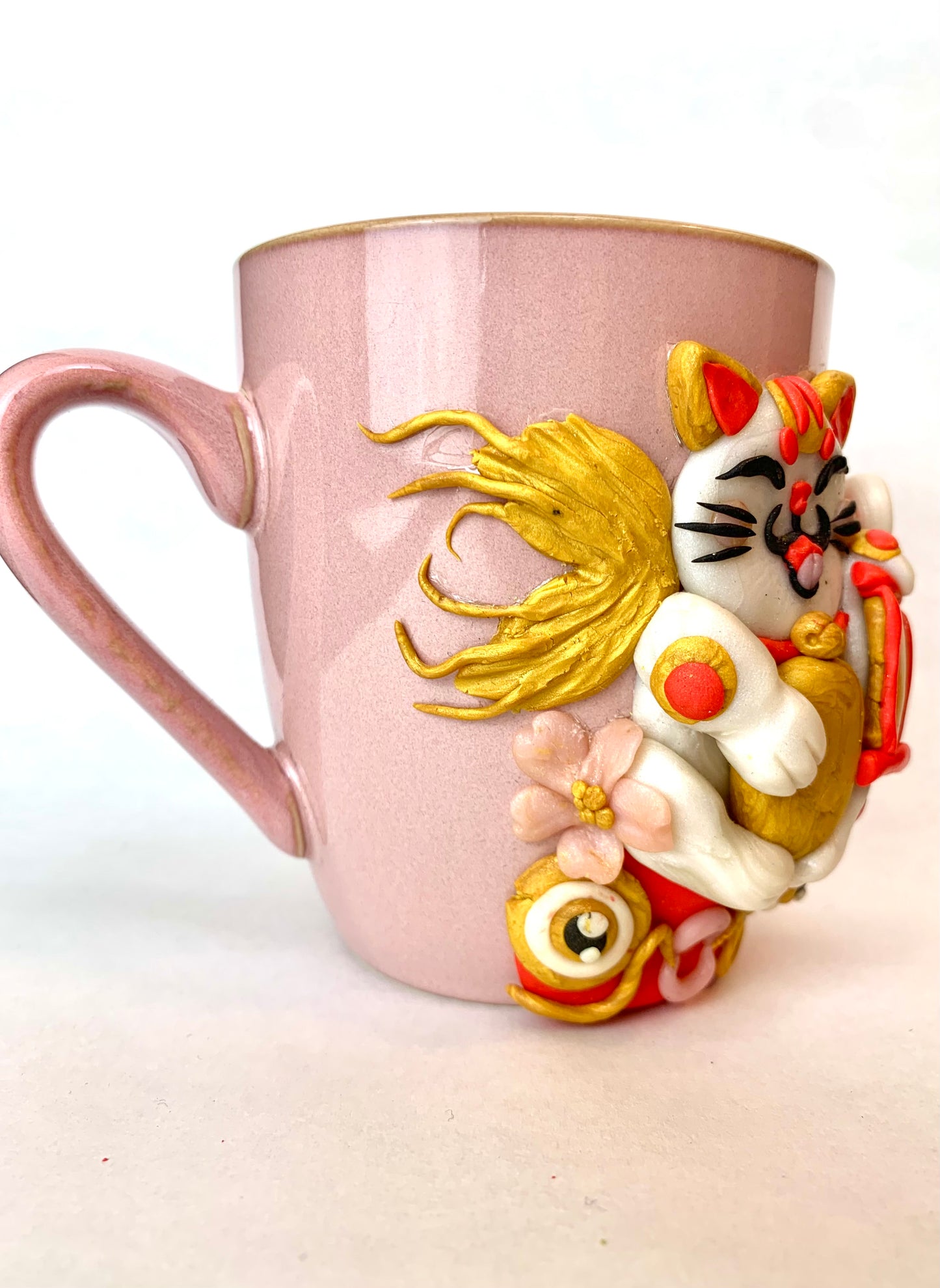 Mug Maneki neko ou chat porte bonheur sur une carpe Koï
