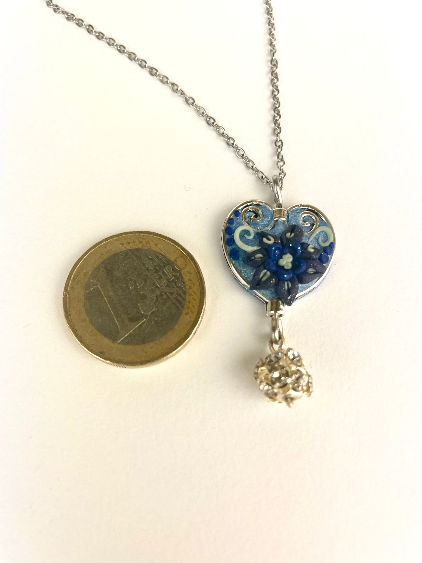 Médaillon cœur de glace photographié avec pièce pour taille