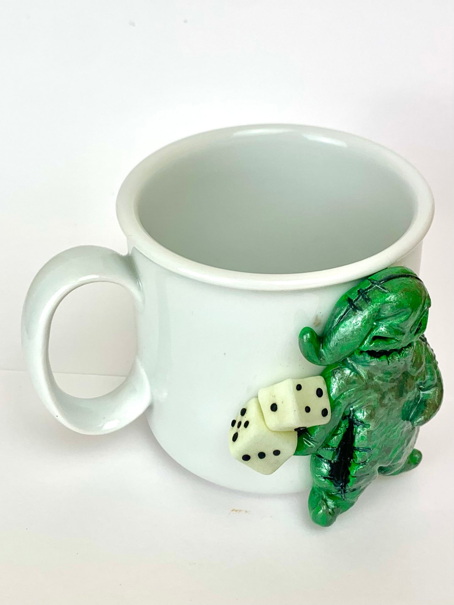 Figurine verte avec dés en pâte polymère sur mug céramique – fait main