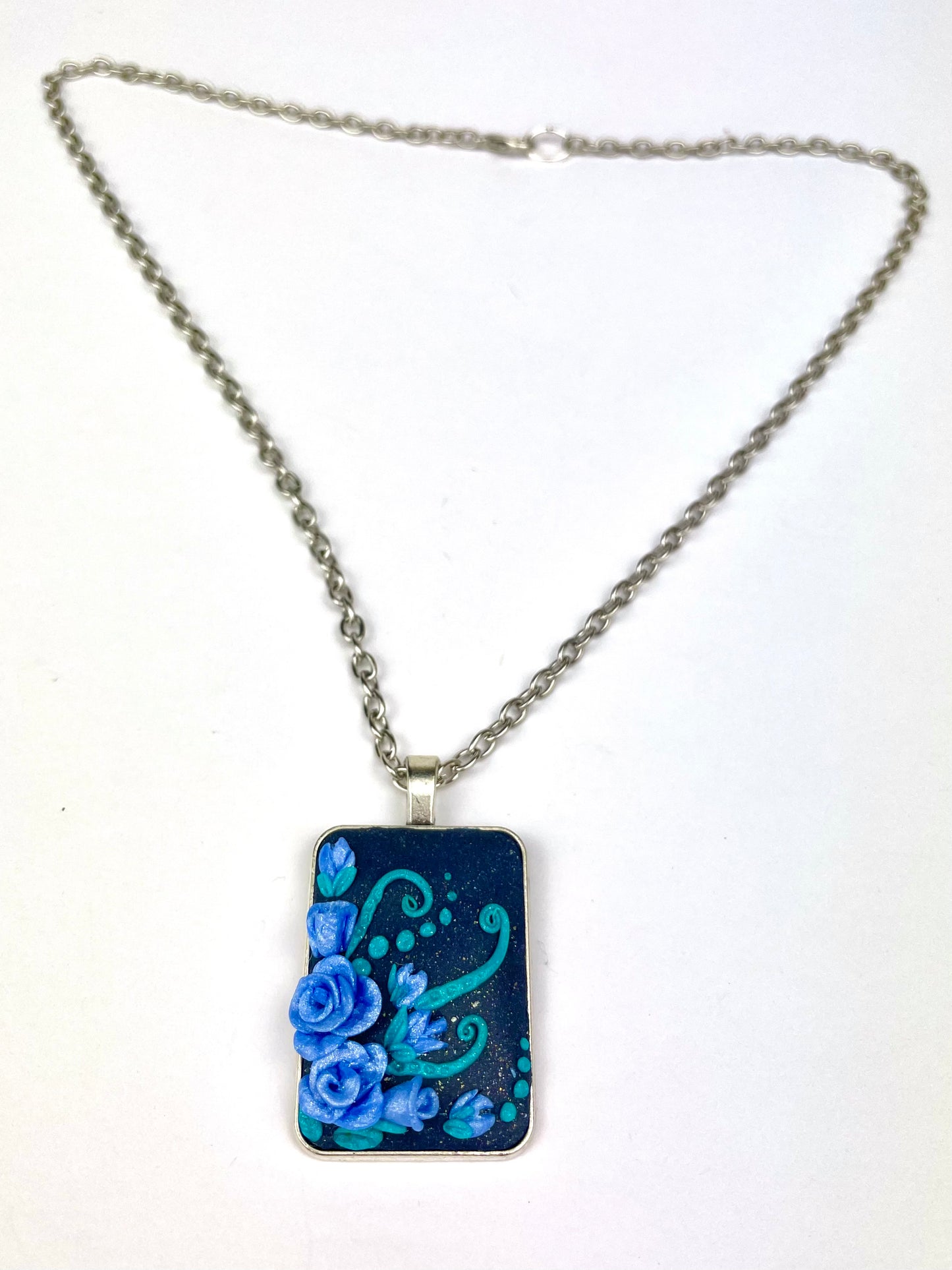 Collier artisanal avec pendentif carré bleu nuit et rose en relief