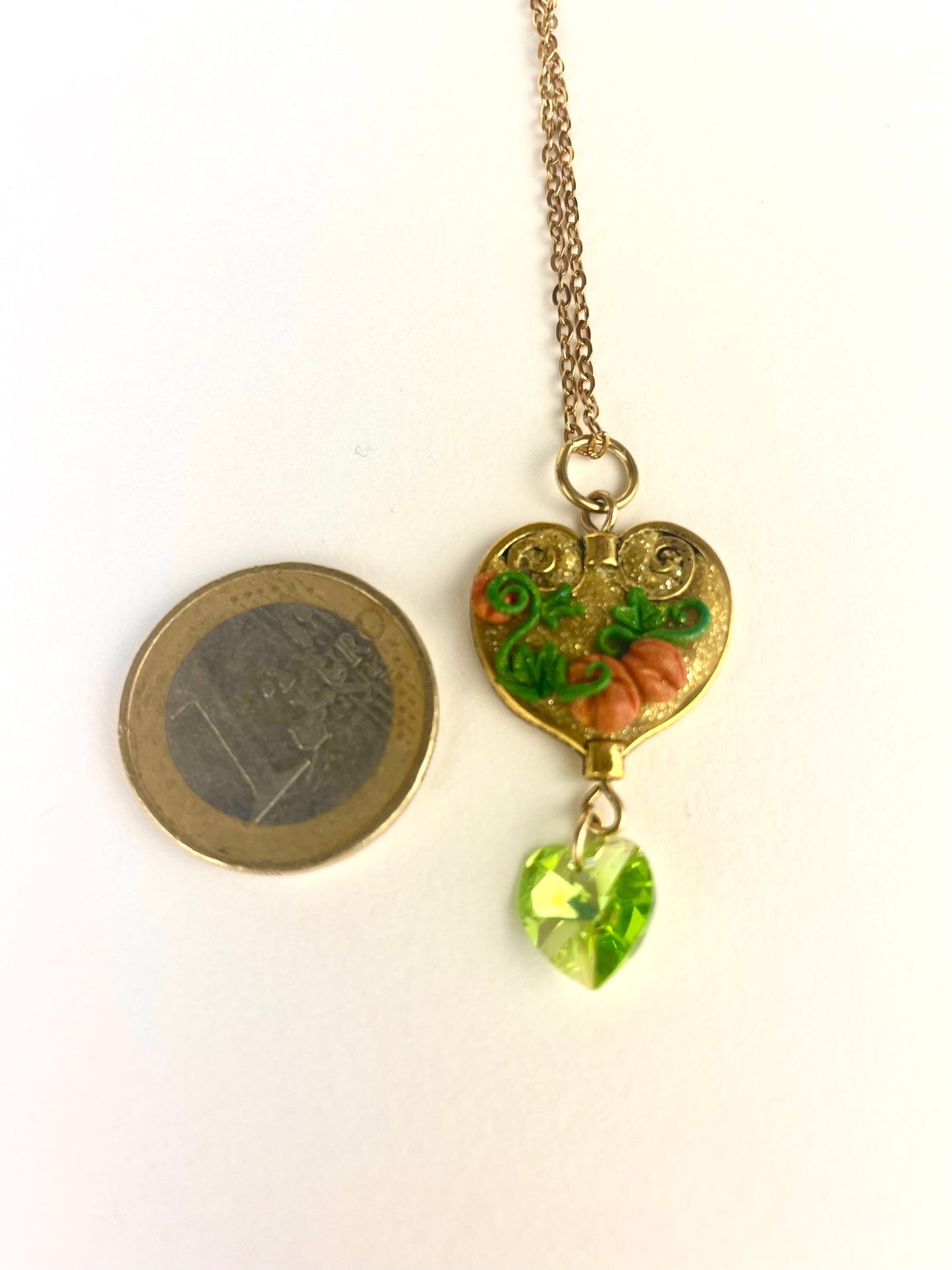 Taille du médaillon Cœur de Citrouille comparée à une pièce