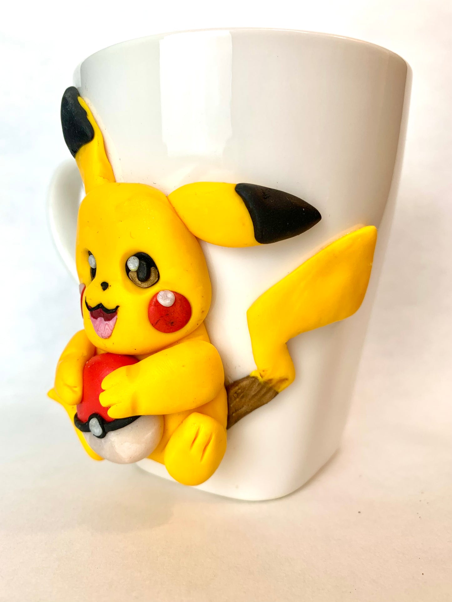 tasse fan art pikachu de coté
