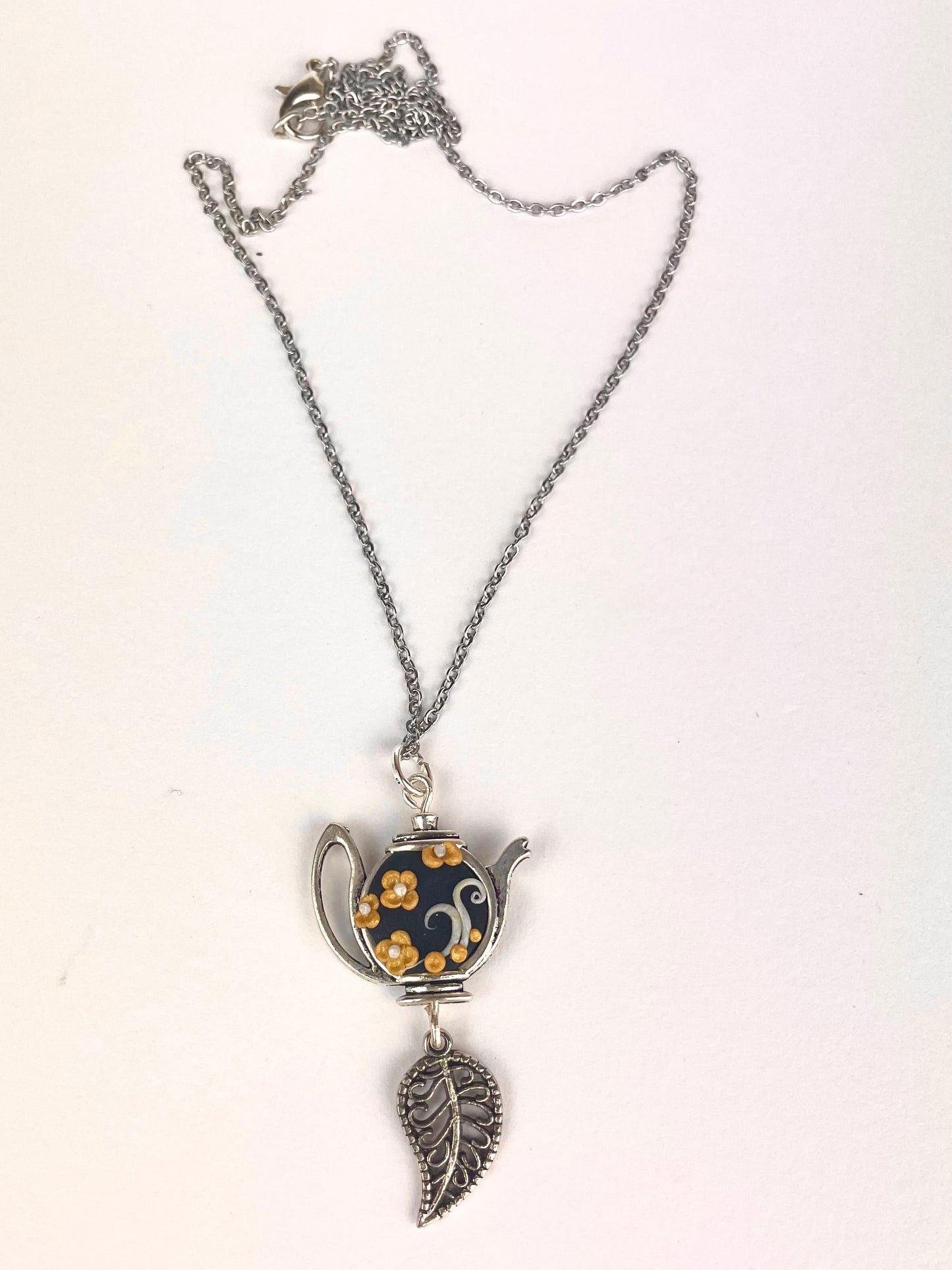 Médaillon théière bouton d’or