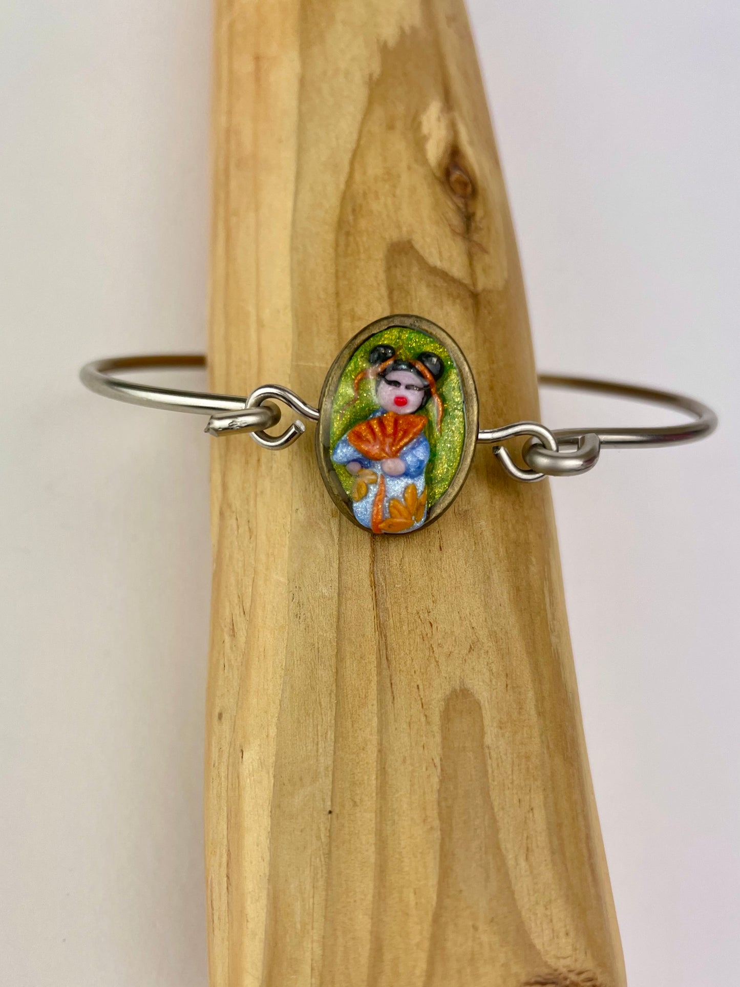 Bracelet artisanal Poupée Kokeshi – bijou fait main en pâte polymère et acier argenté