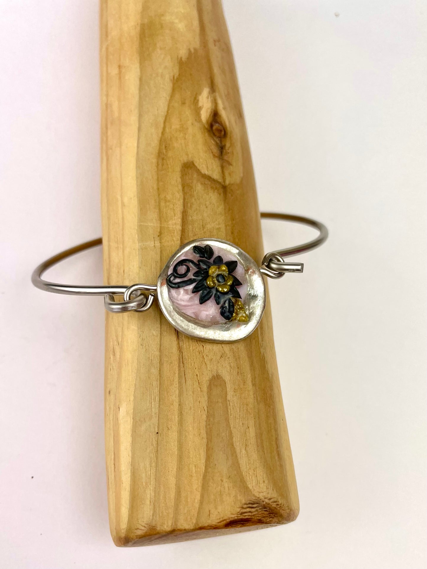 Bracelet artisanal Fleurs du Mal – bijou argenté fait main en pâte polymère