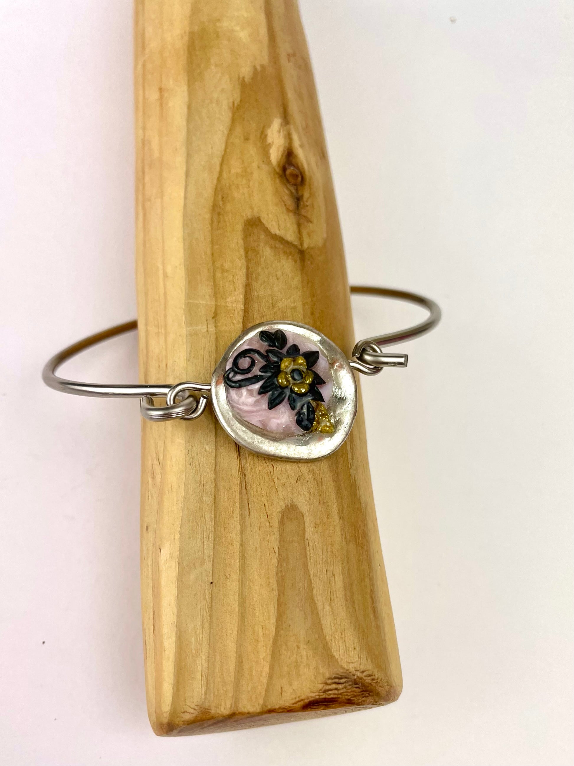 Bracelet artisanal Fleurs du Mal – bijou argenté fait main en pâte polymère