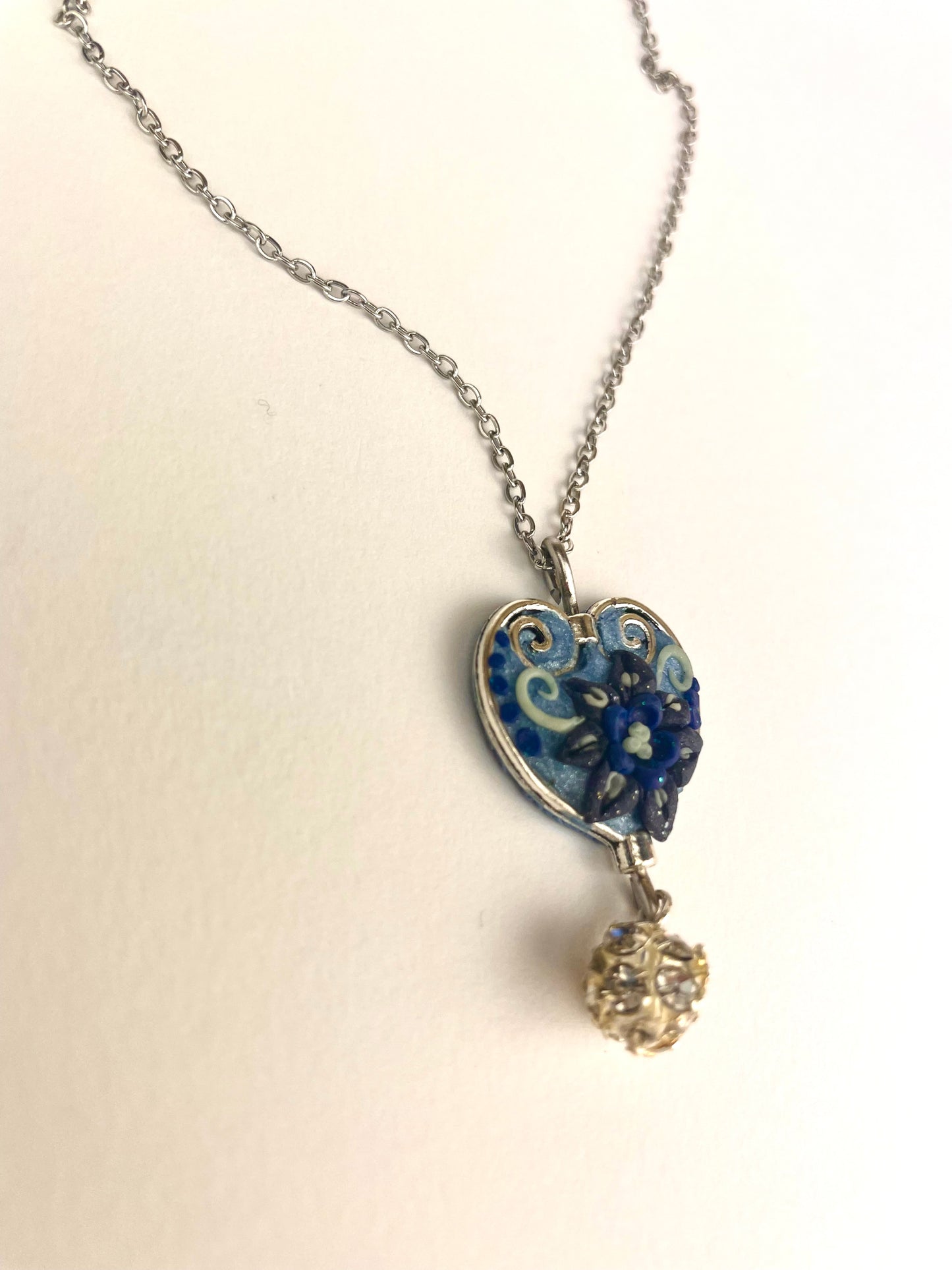Collier artisanal cœur de glace – bijou bleu féerique fait main