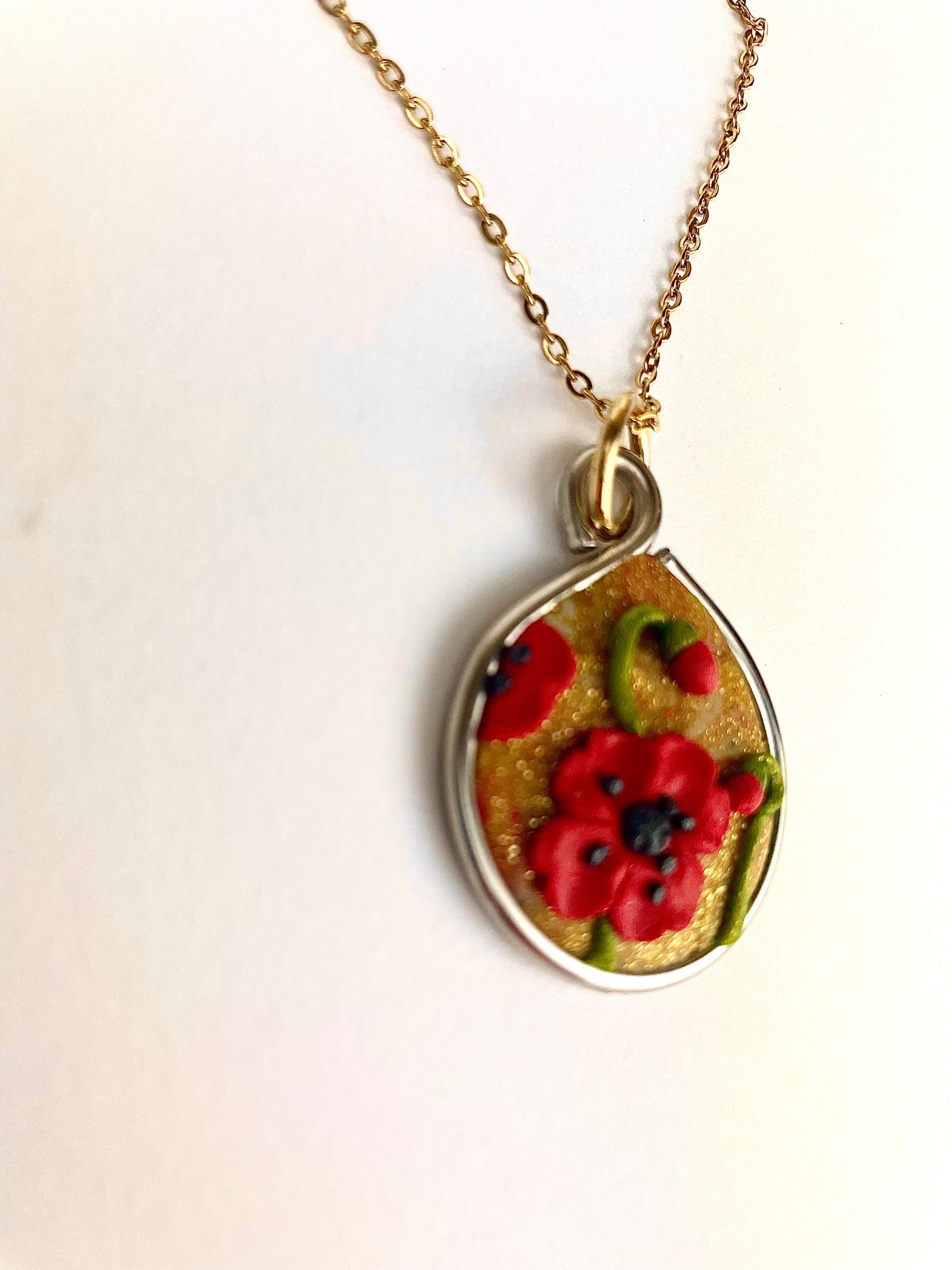 Collier coquelicots rouges sur fond doré – création artisanale