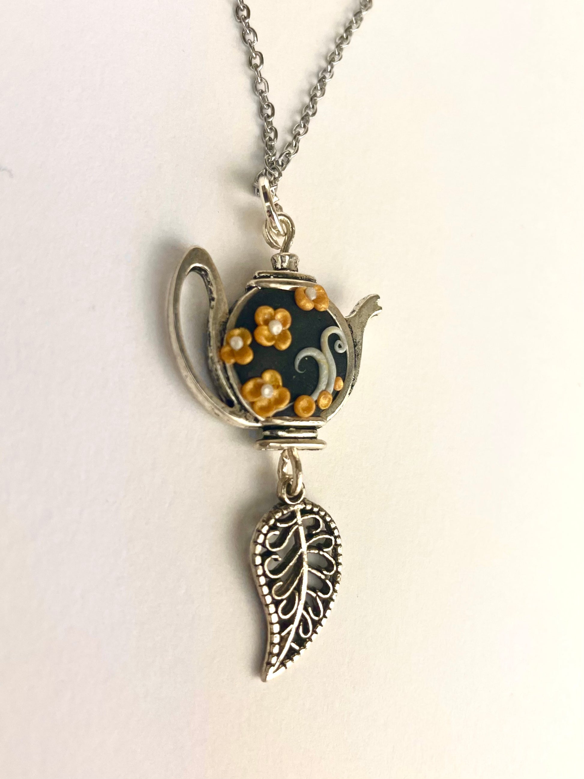 Collier théière bouton d’or avec breloque feuille – création artisanale