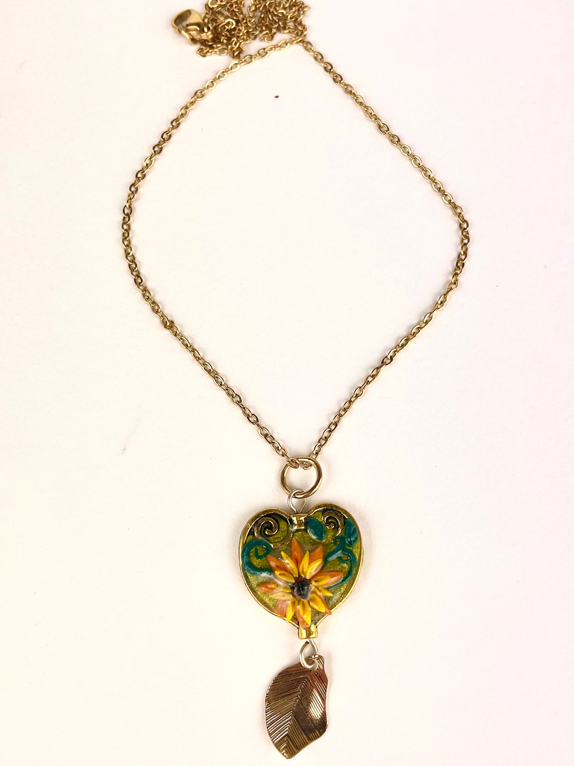 Détail du motif tournesols sculpté à la main – bijou artisanal français