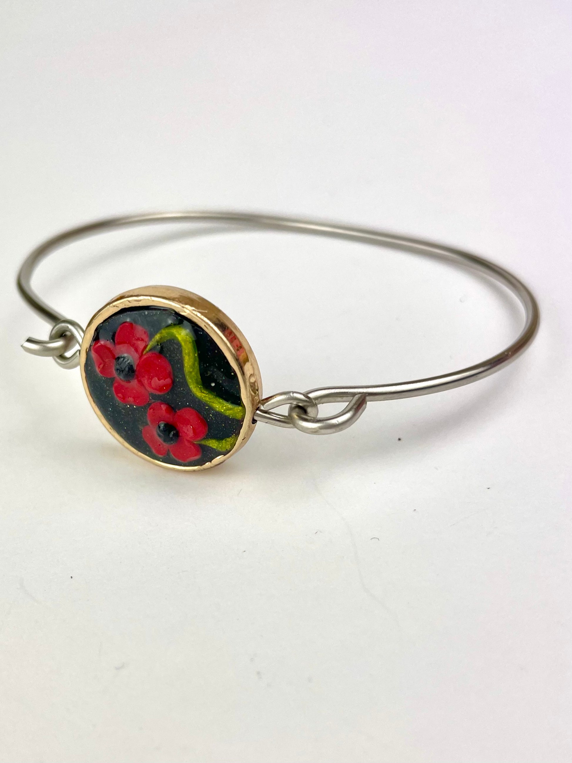 Détail du cabochon Coquelicots Poppy rouge en pâte polymère – bracelet argenté artisanal