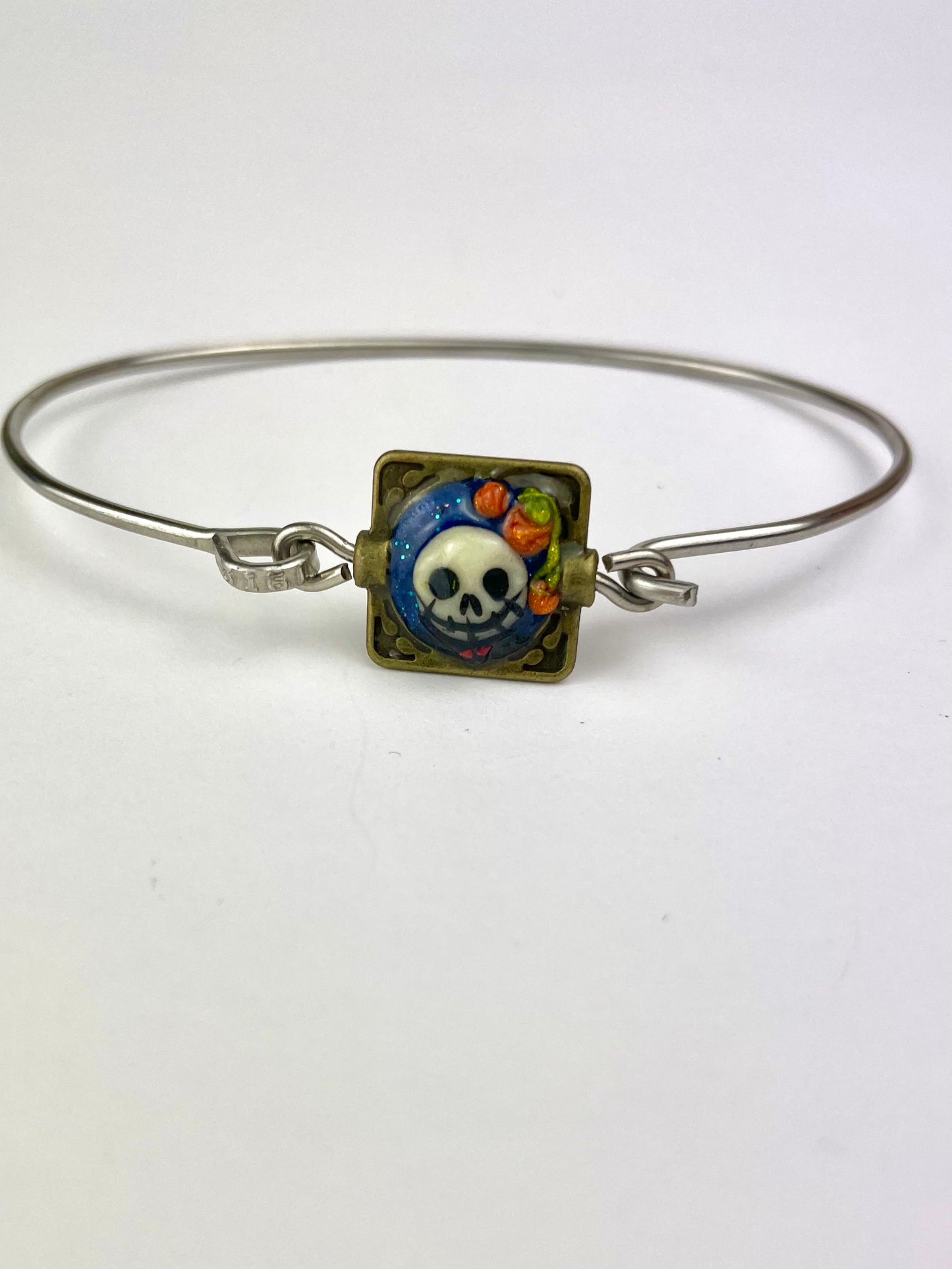 Détail du cabochon Jack en pâte polymère – bijou artisanal style burtonien