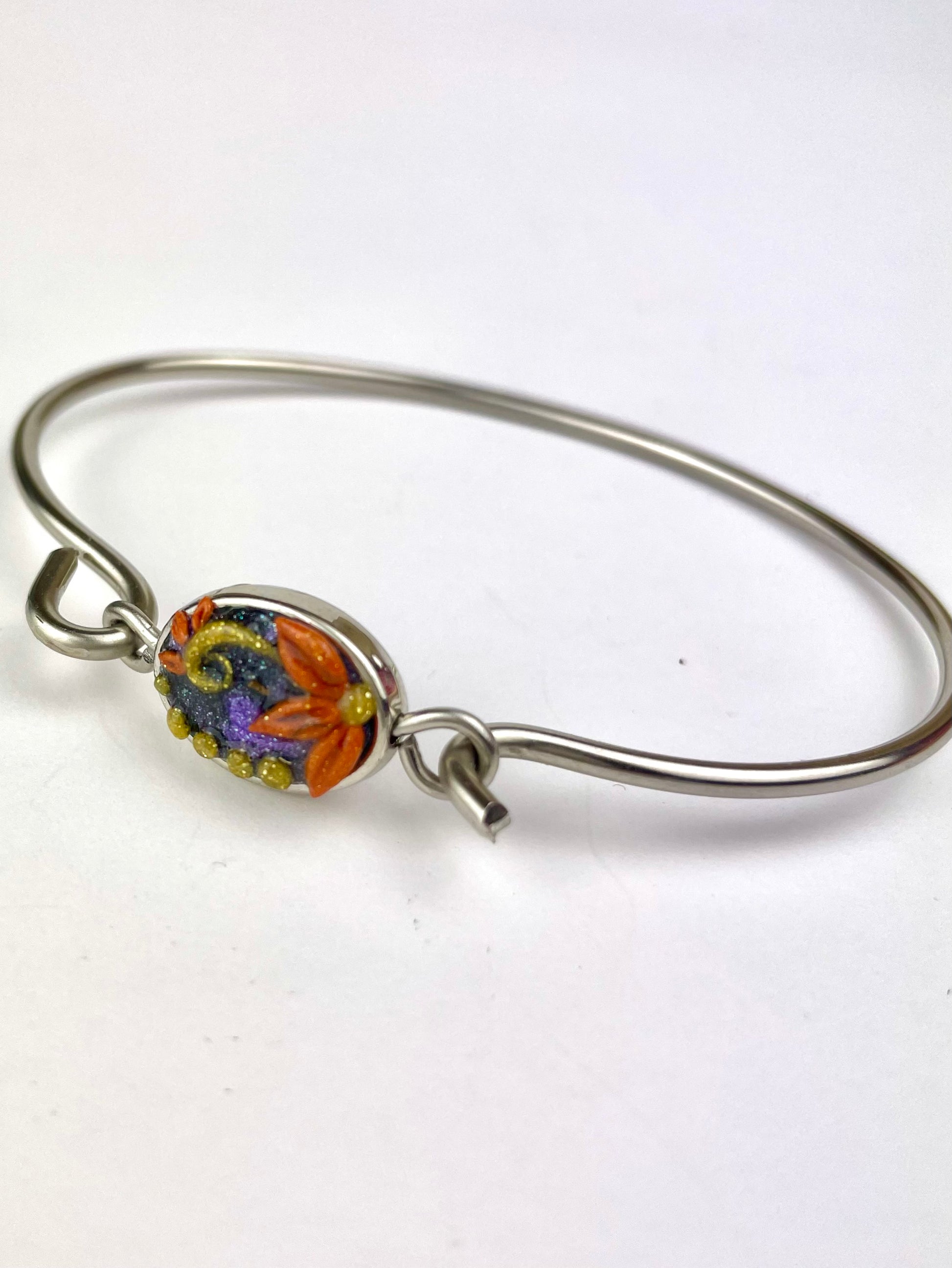 Détail du cabochon Tropical en pâte polymère – bracelet argenté artisanal aux couleurs vives