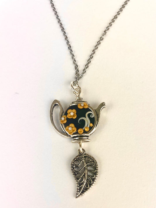  Médaillon théière bouton d’or avec fleurs en pâte polymère – bijou artisanal