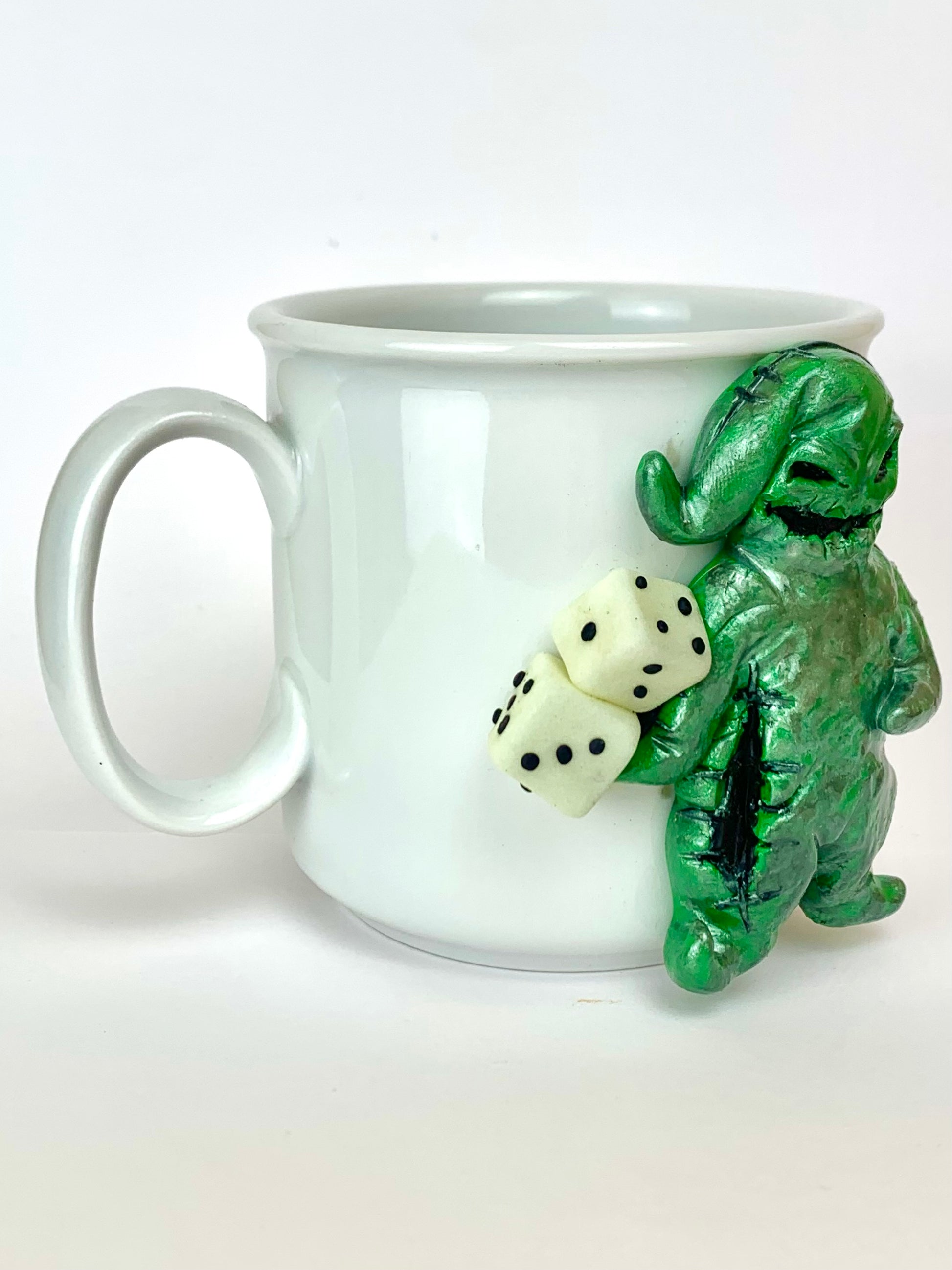 Mug blanc avec personnage vert inspiré d’Oogie Boogie – création artisanale