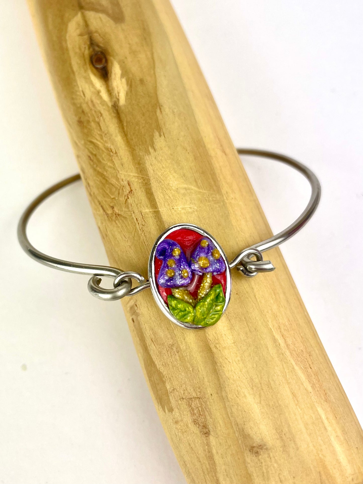 Bracelet artisanal Champignons Fou – motif champignons violets modelés à la main