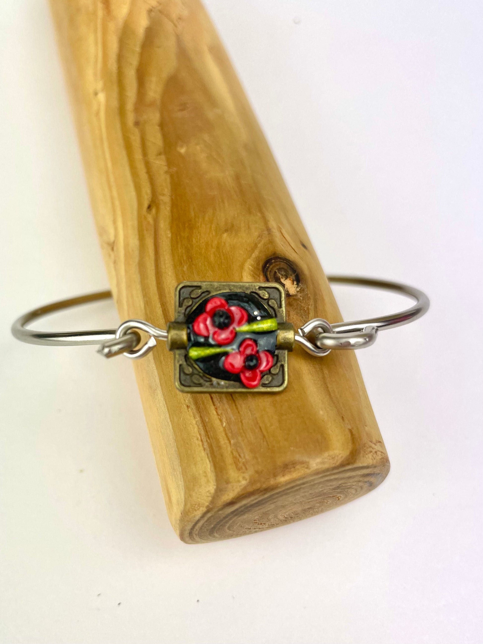 Bracelet artisanal Coquelicots Carré – motif fleurs rouges