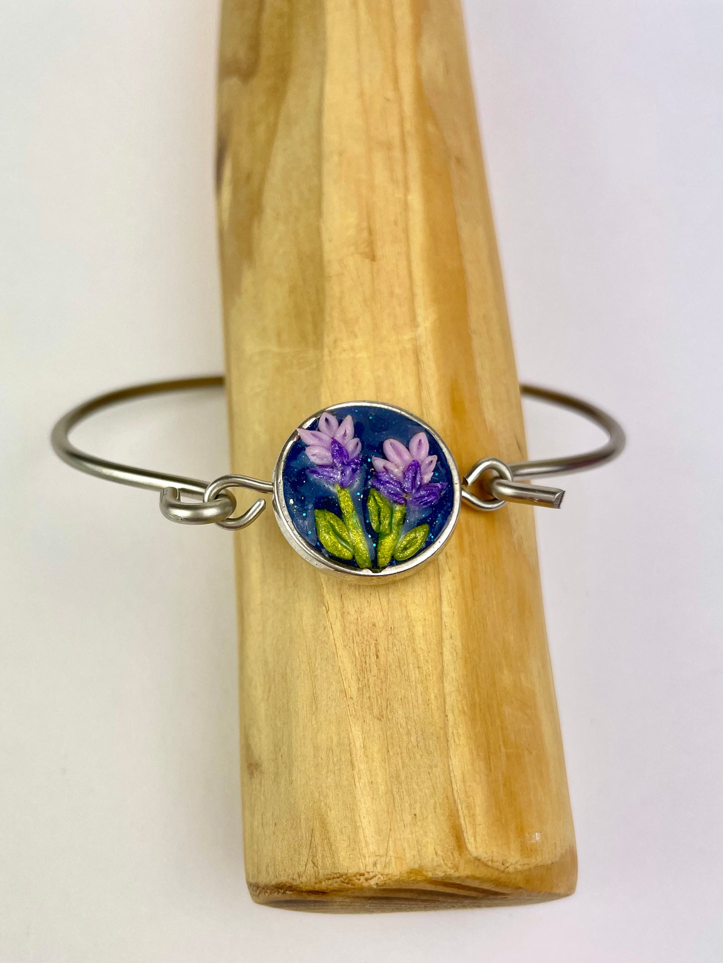 Bracelet artisanal Lavande – motif fleurs violettes modelées à la main