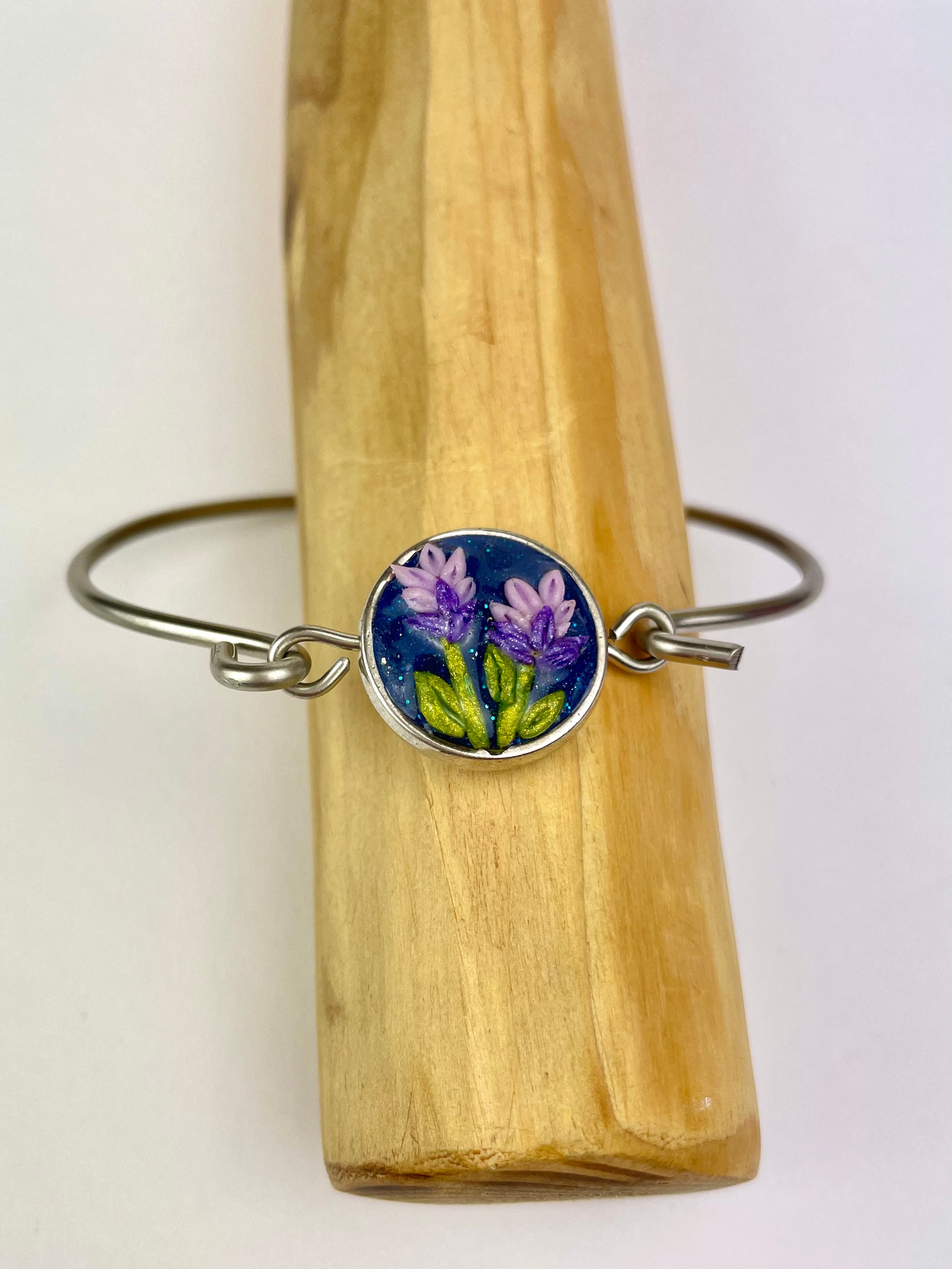 Bracelet artisanal Lavande – motif fleurs violettes modelées à la main