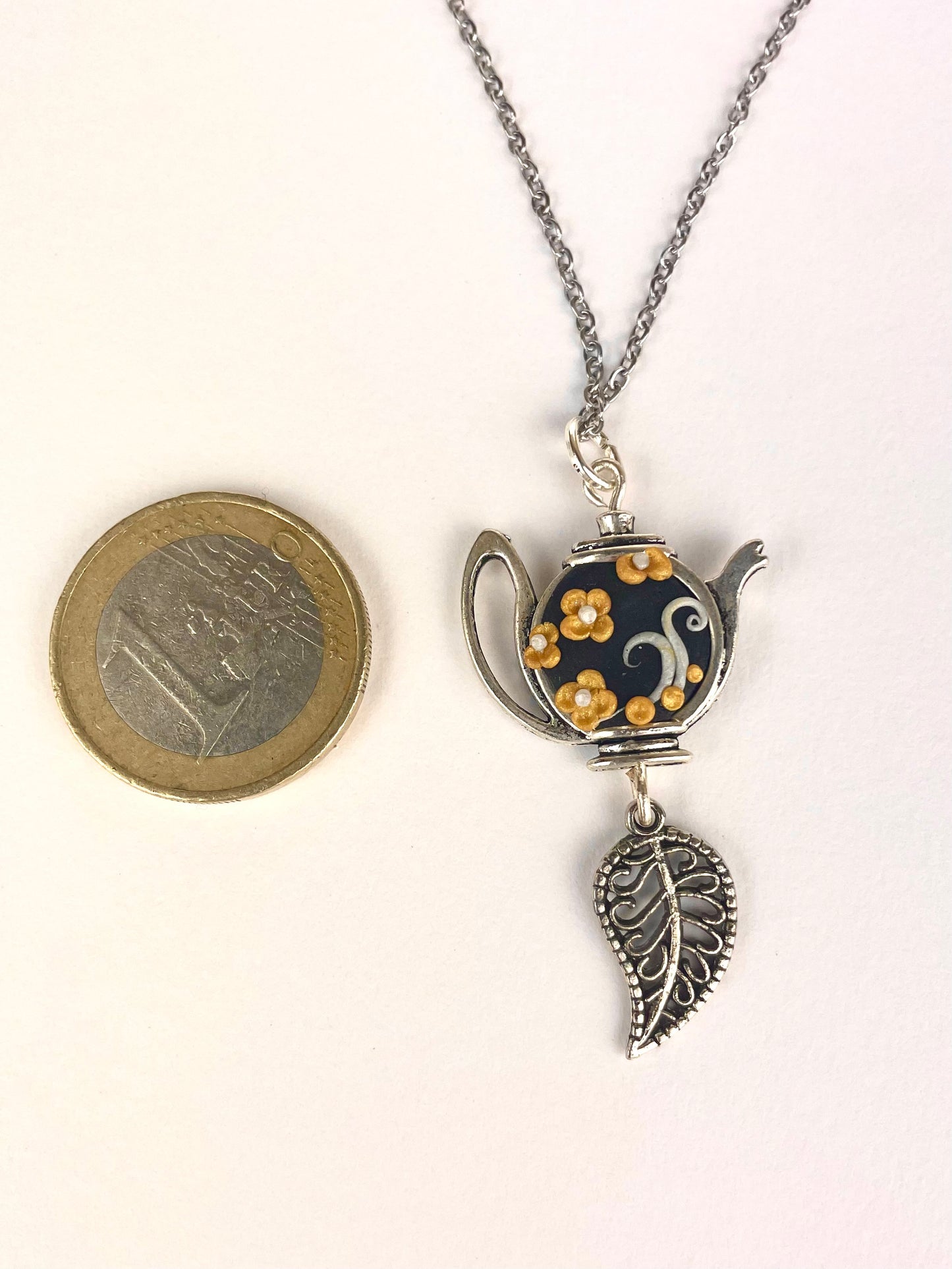 Taille du médaillon théière bouton d’or comparée à une pièce – collier artisanal