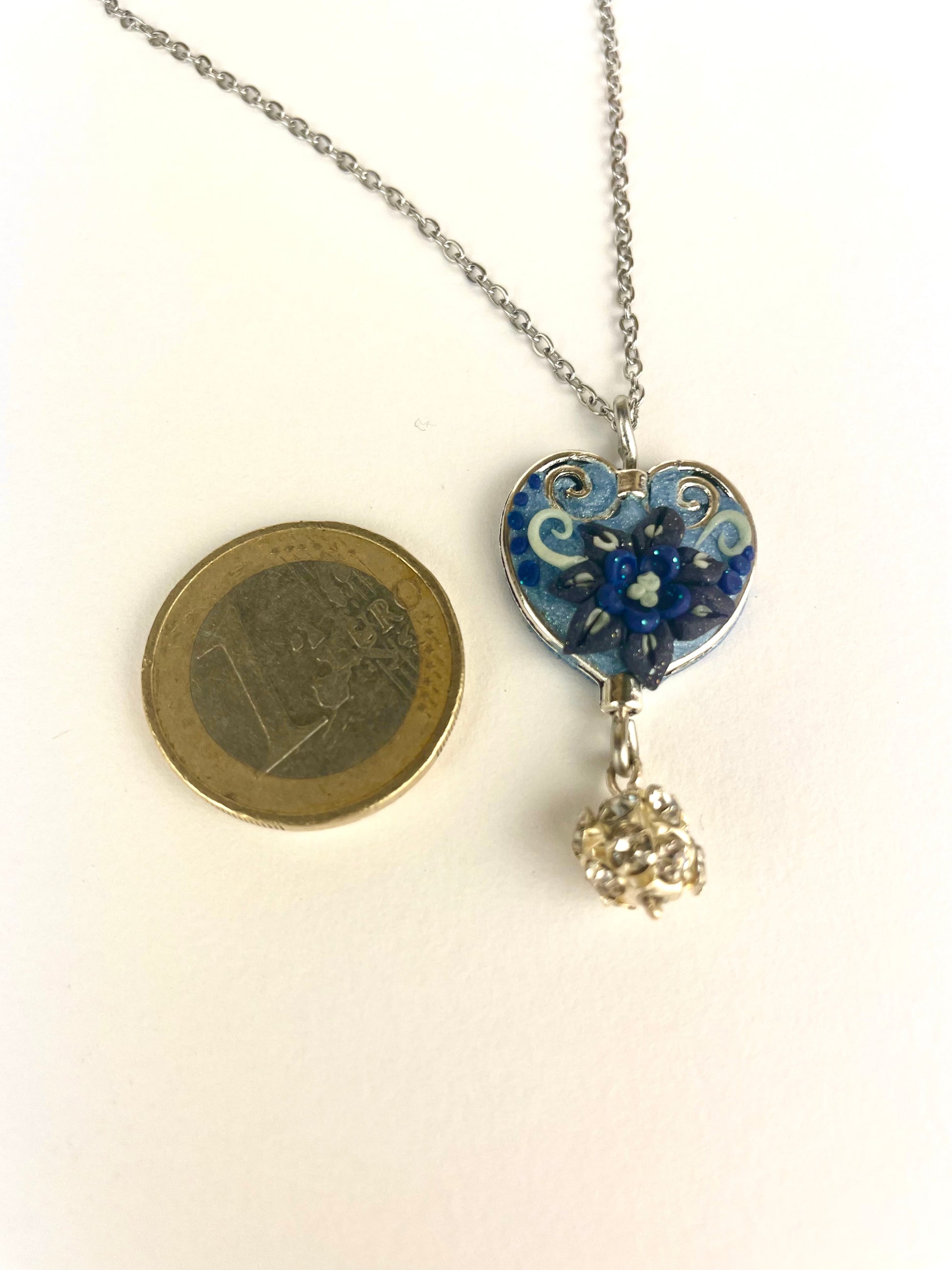 Médaillon cœur de glace photographié avec pièce pour taille