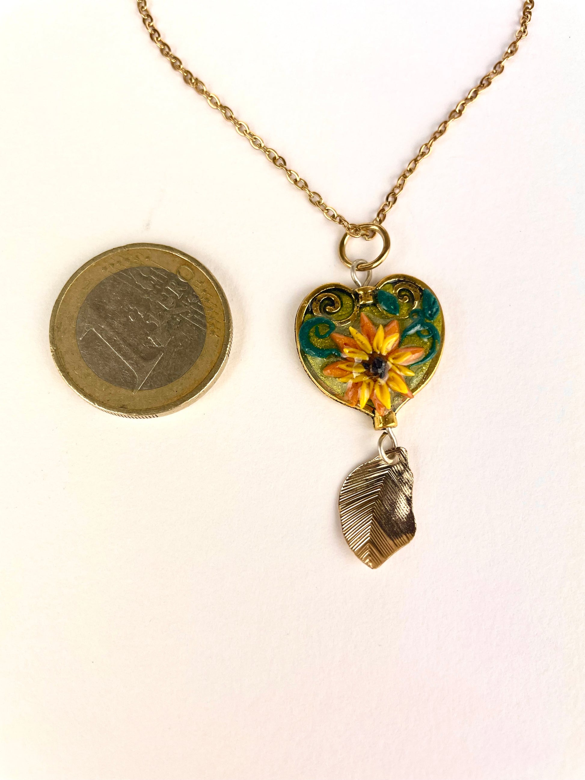 Taille du médaillon tournesols Van Gogh comparée à une pièce