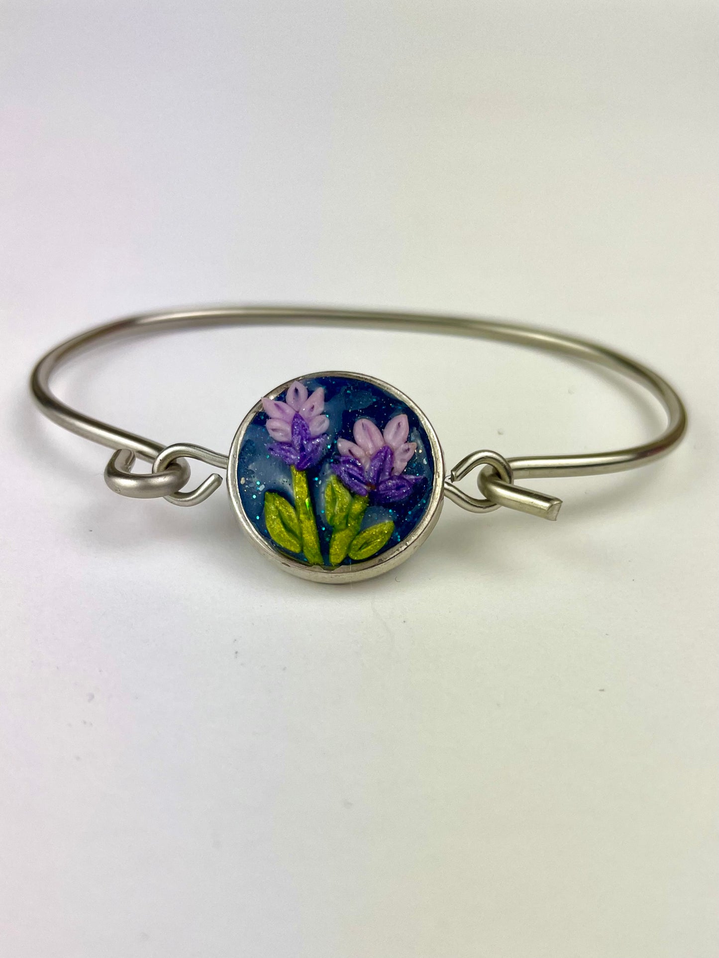 Détail du cabochon fleurs de lavande en pâte polymère – création artisanale