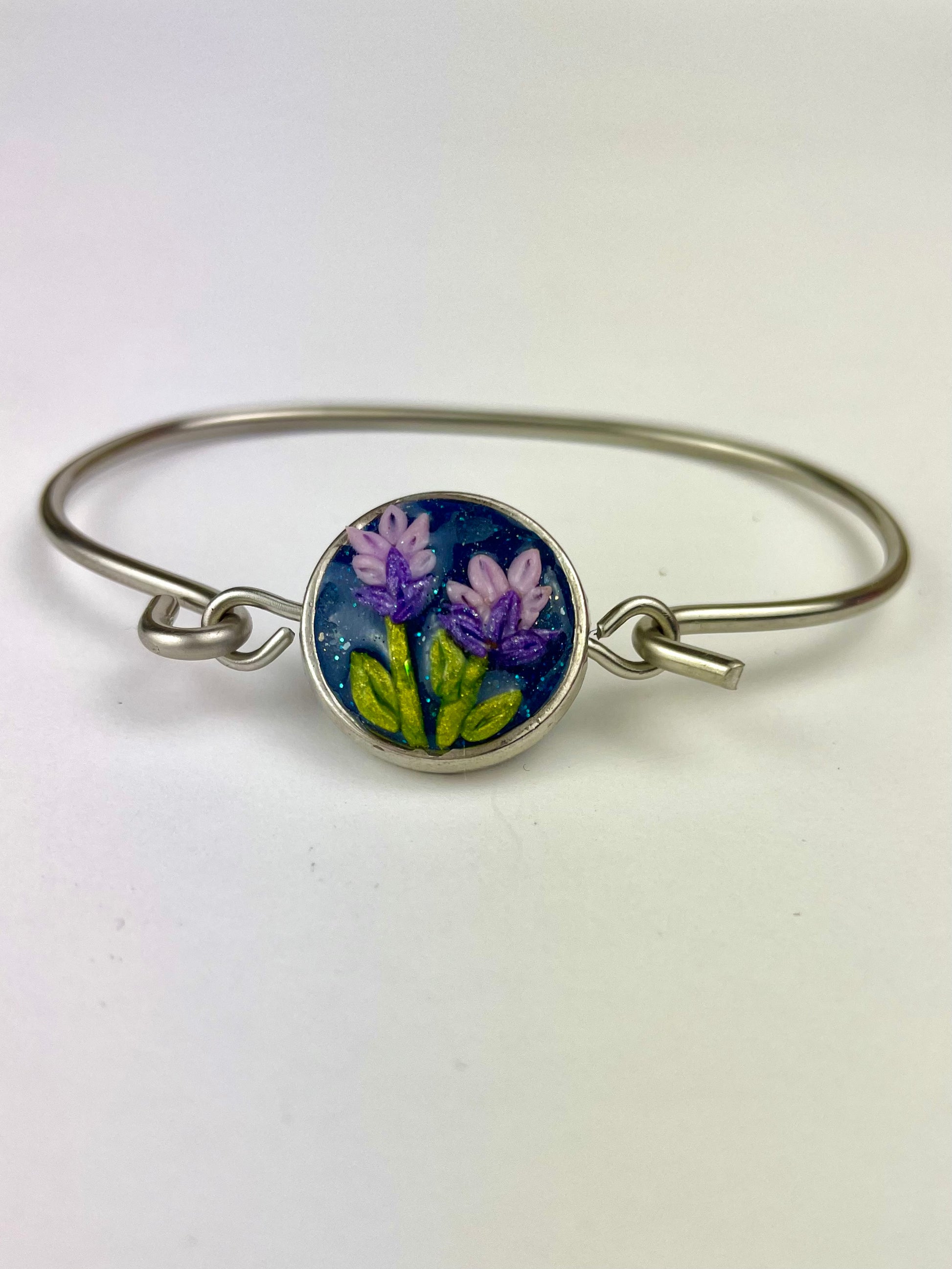 Détail du cabochon fleurs de lavande en pâte polymère – création artisanale