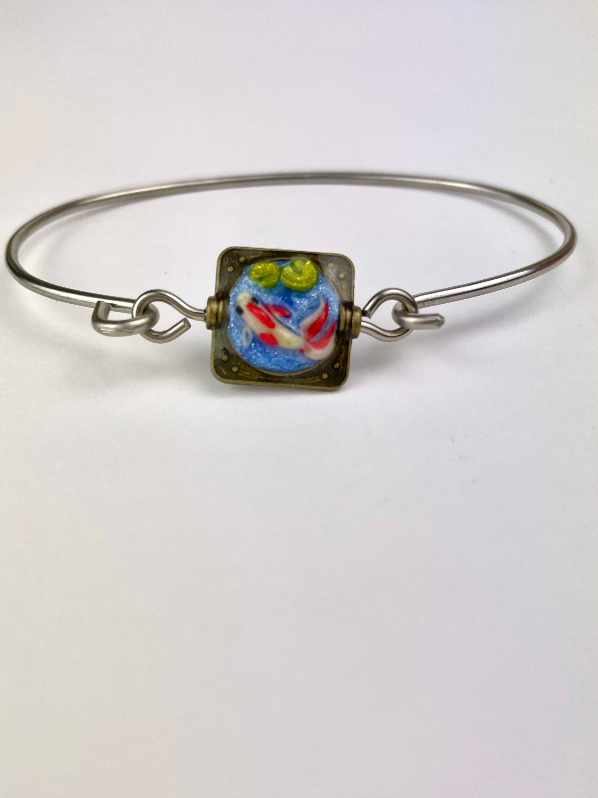 Cabochon carré Carpe Koï sculpté en pâte polymère – création artisanale