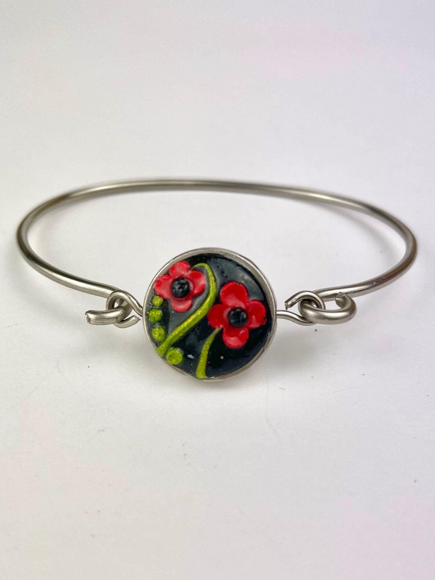 Détail du cabochon rond Coquelicots en pâte polymère – bracelet argenté artisanal