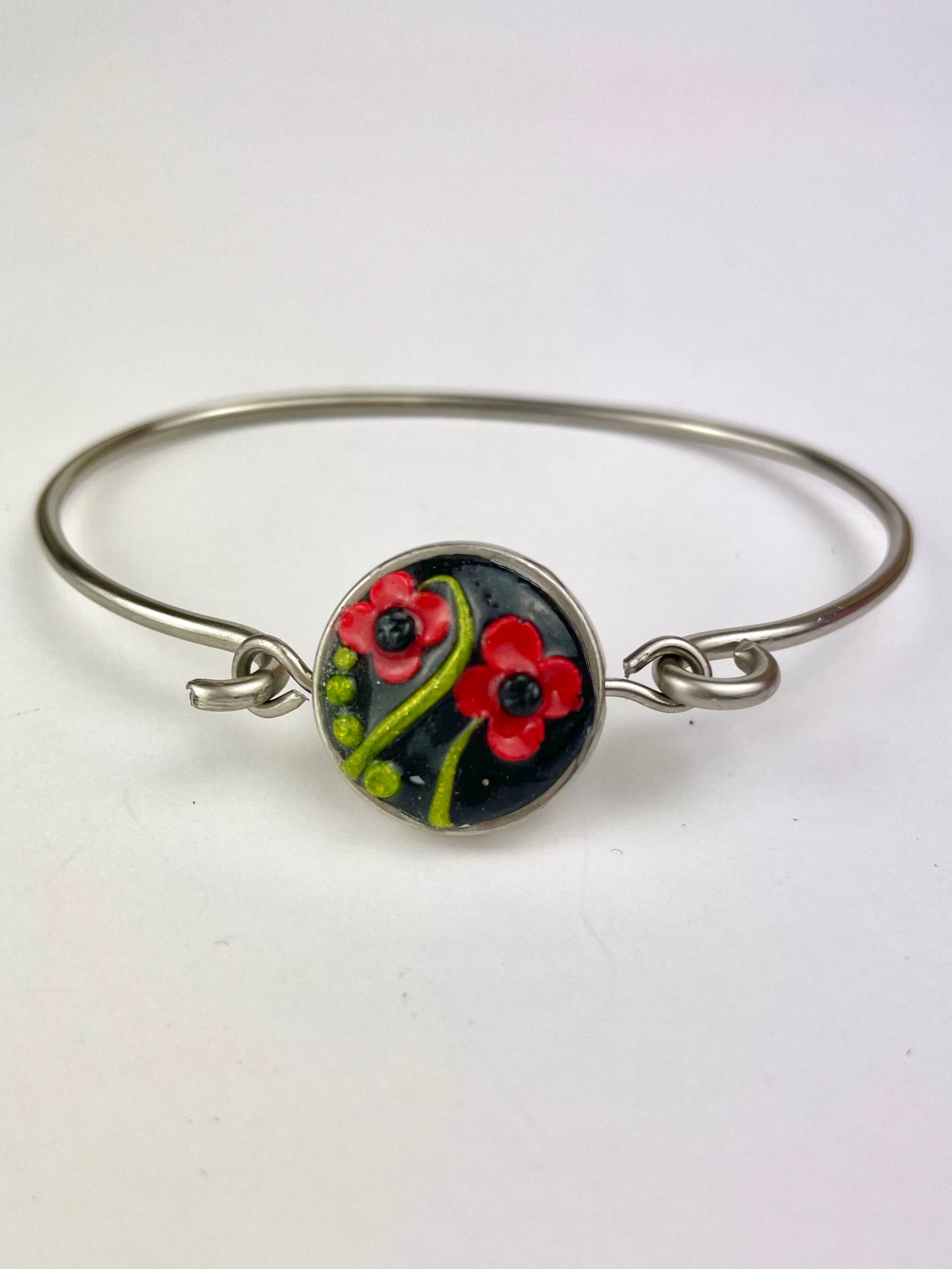 Détail du cabochon rond Coquelicots en pâte polymère – bracelet argenté artisanal