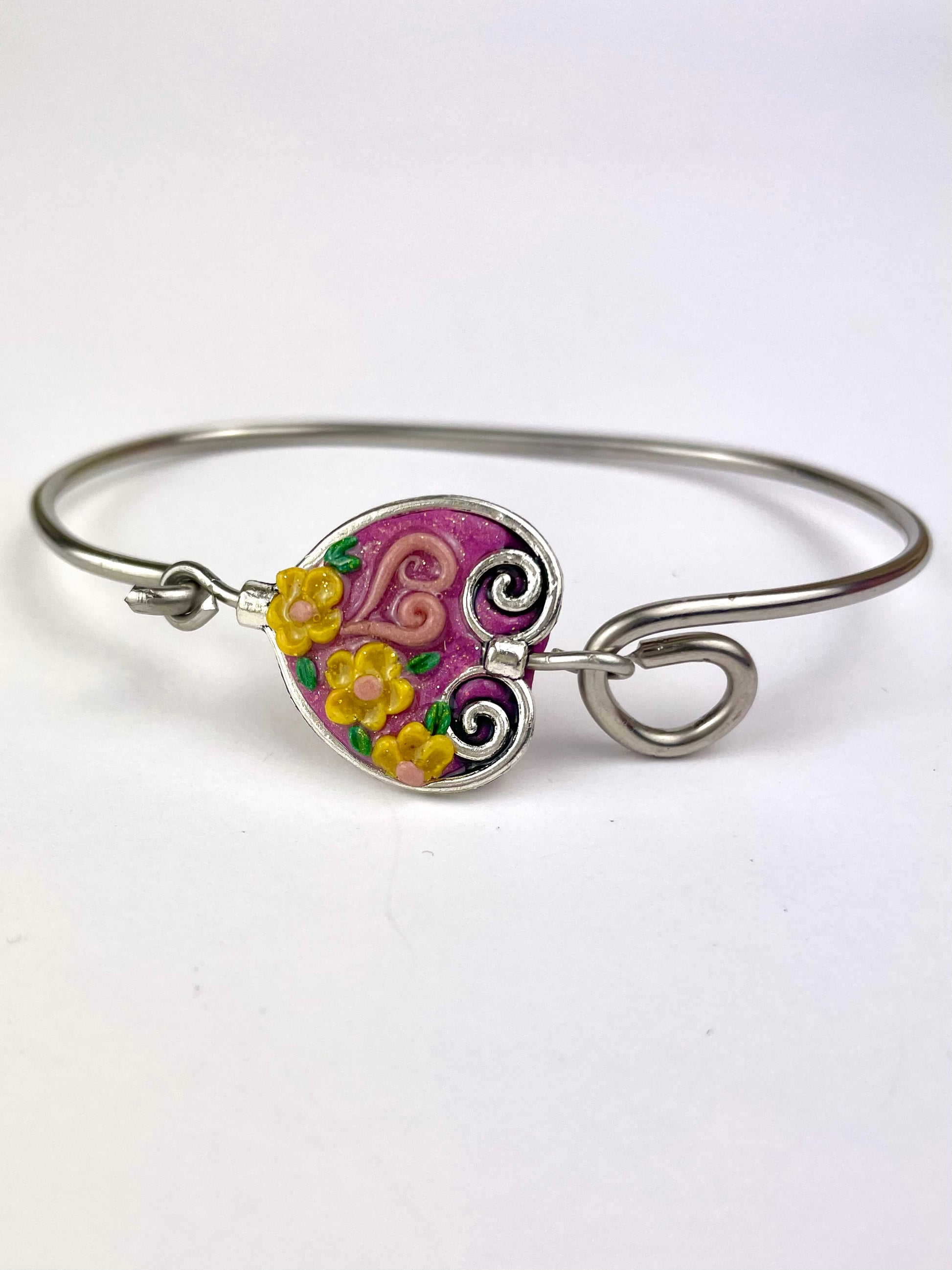 Détail du cabochon Cœur en pâte polymère rose et doré – bracelet argenté artisanal
