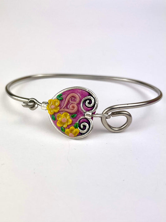 Détail du cabochon Cœur en pâte polymère rose et doré – bracelet argenté artisanal
