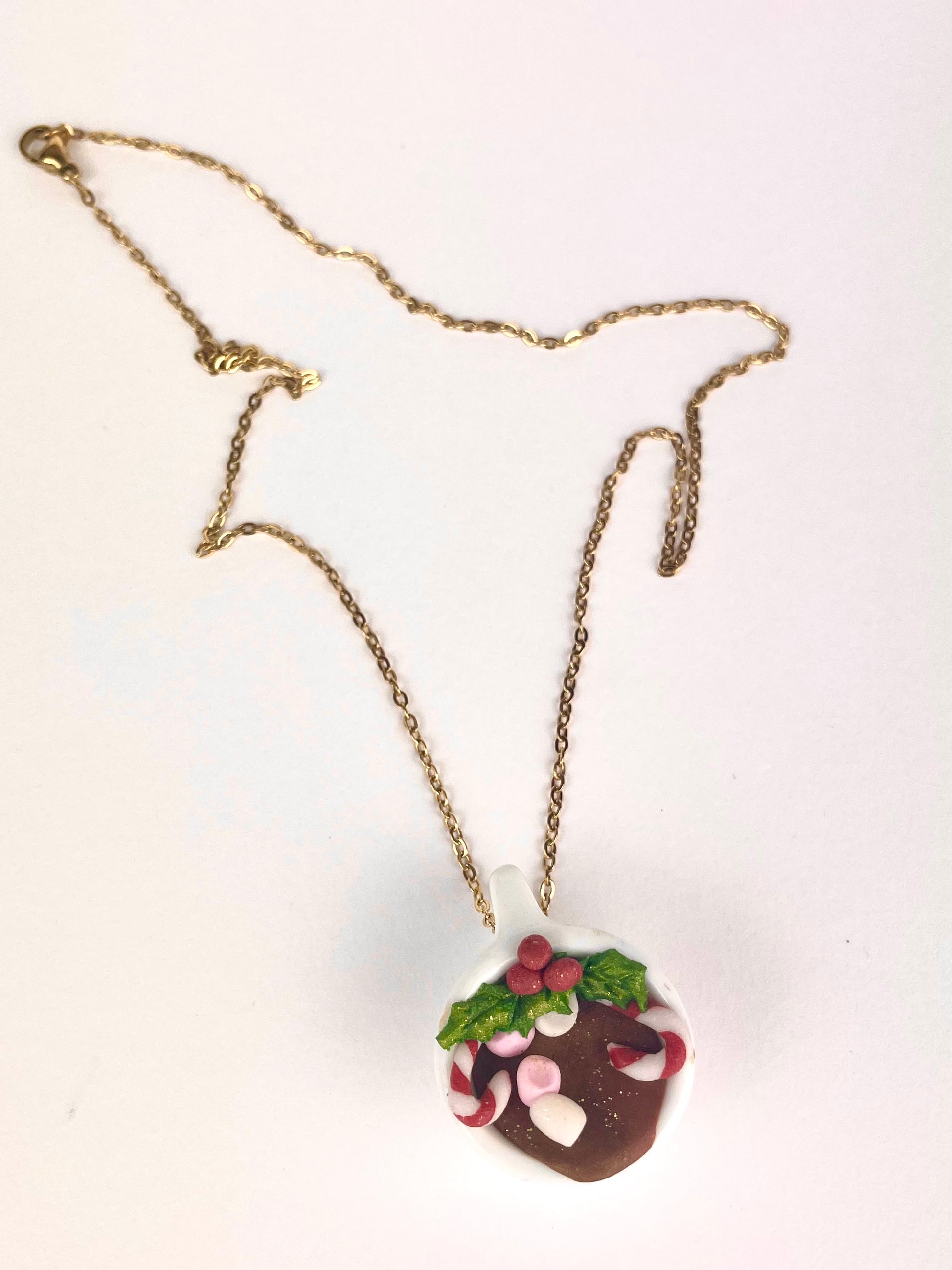 Bijou gourmand de Noël représentant une tasse chocolat chaud miniature, fait main en pâte polymère.