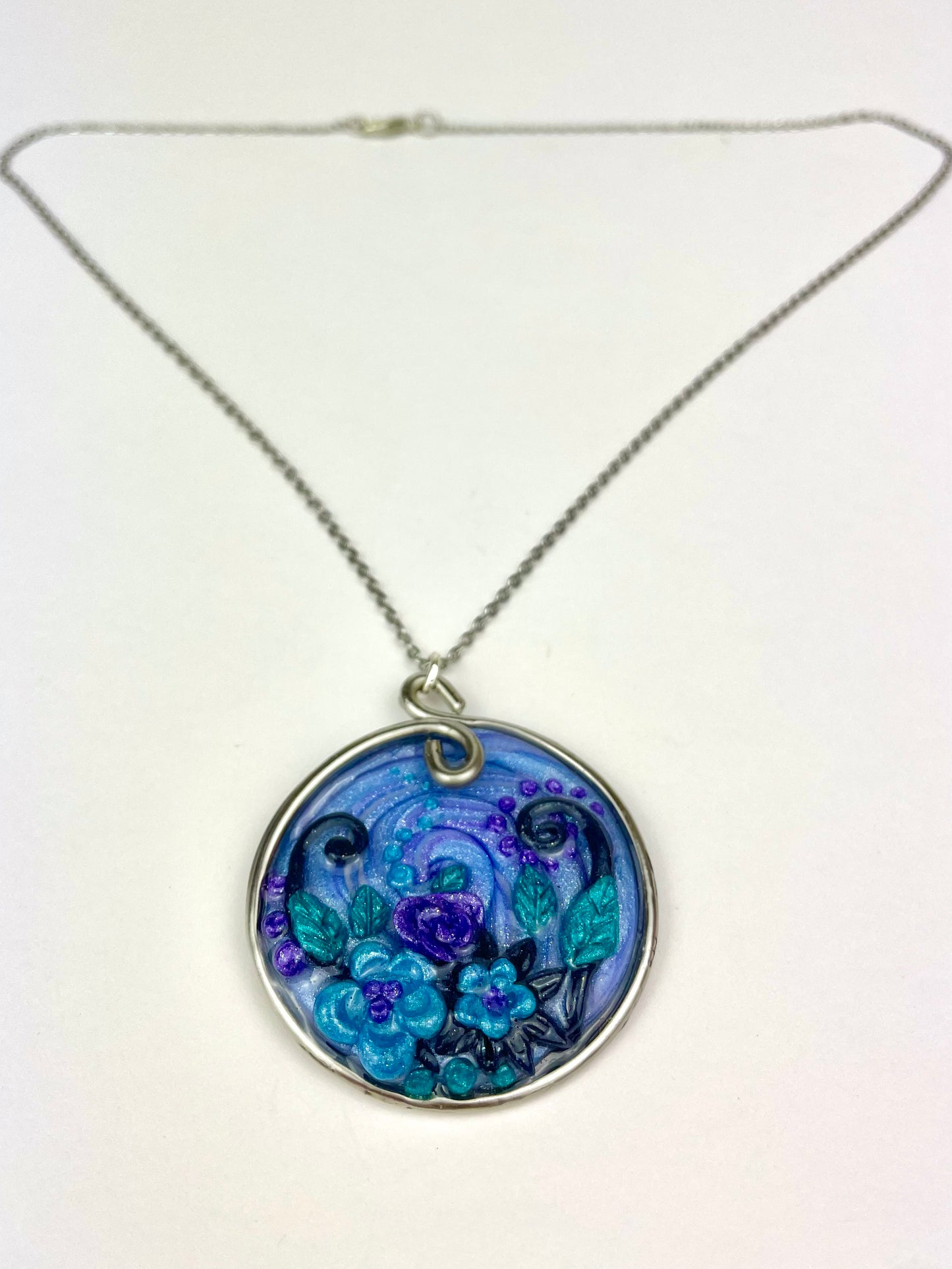 Collier rond aux motifs bleus et violets, fait main en pâte polymère