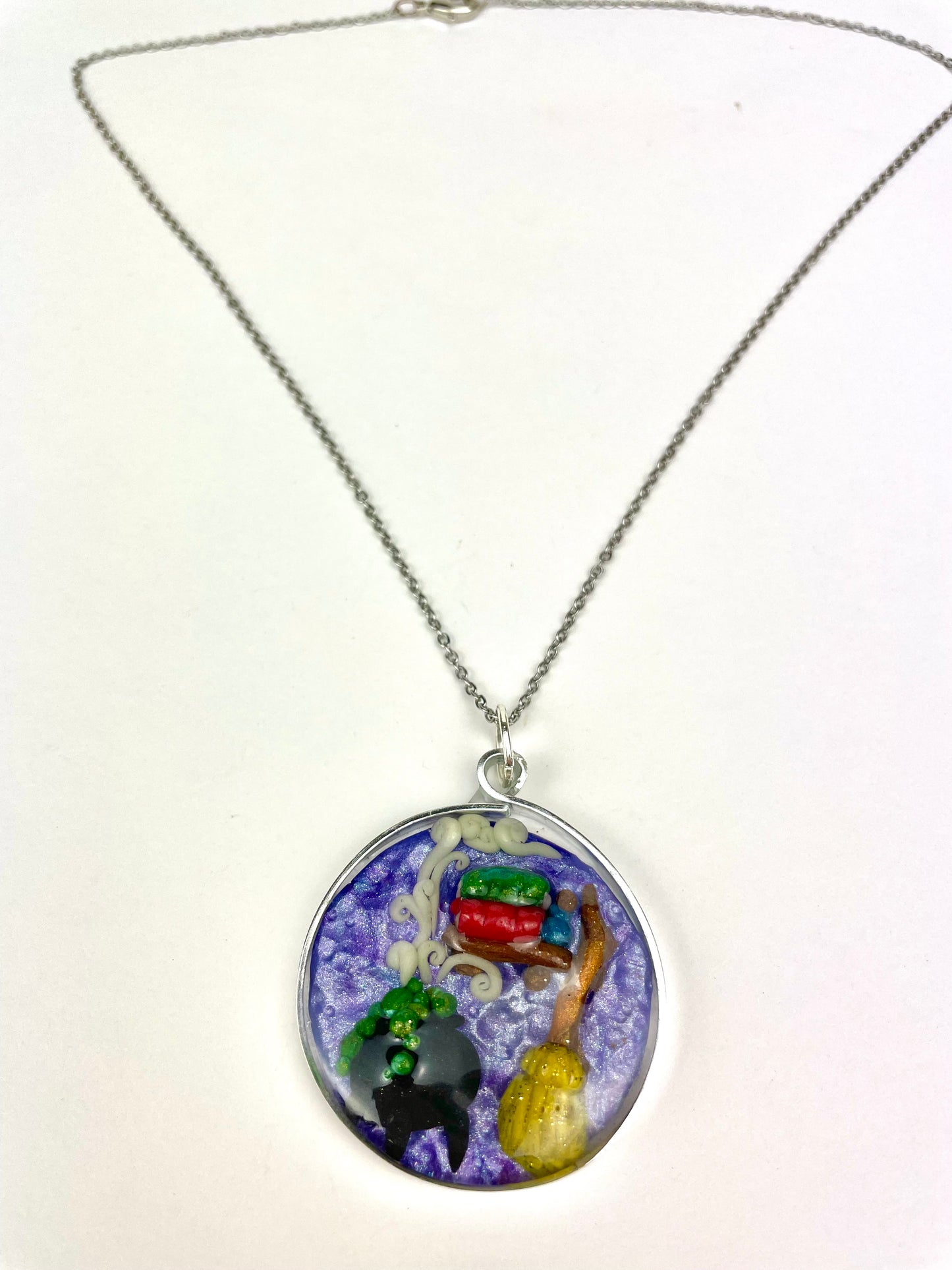 Collier artisanal avec grimoire miniature et balai sculpté à la main