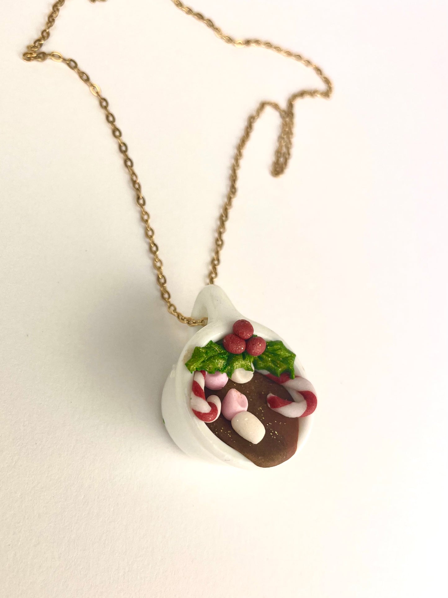 Collier miniature chocolat chaud de Noël avec détails gourmands en pâte polymère, création artisanale.