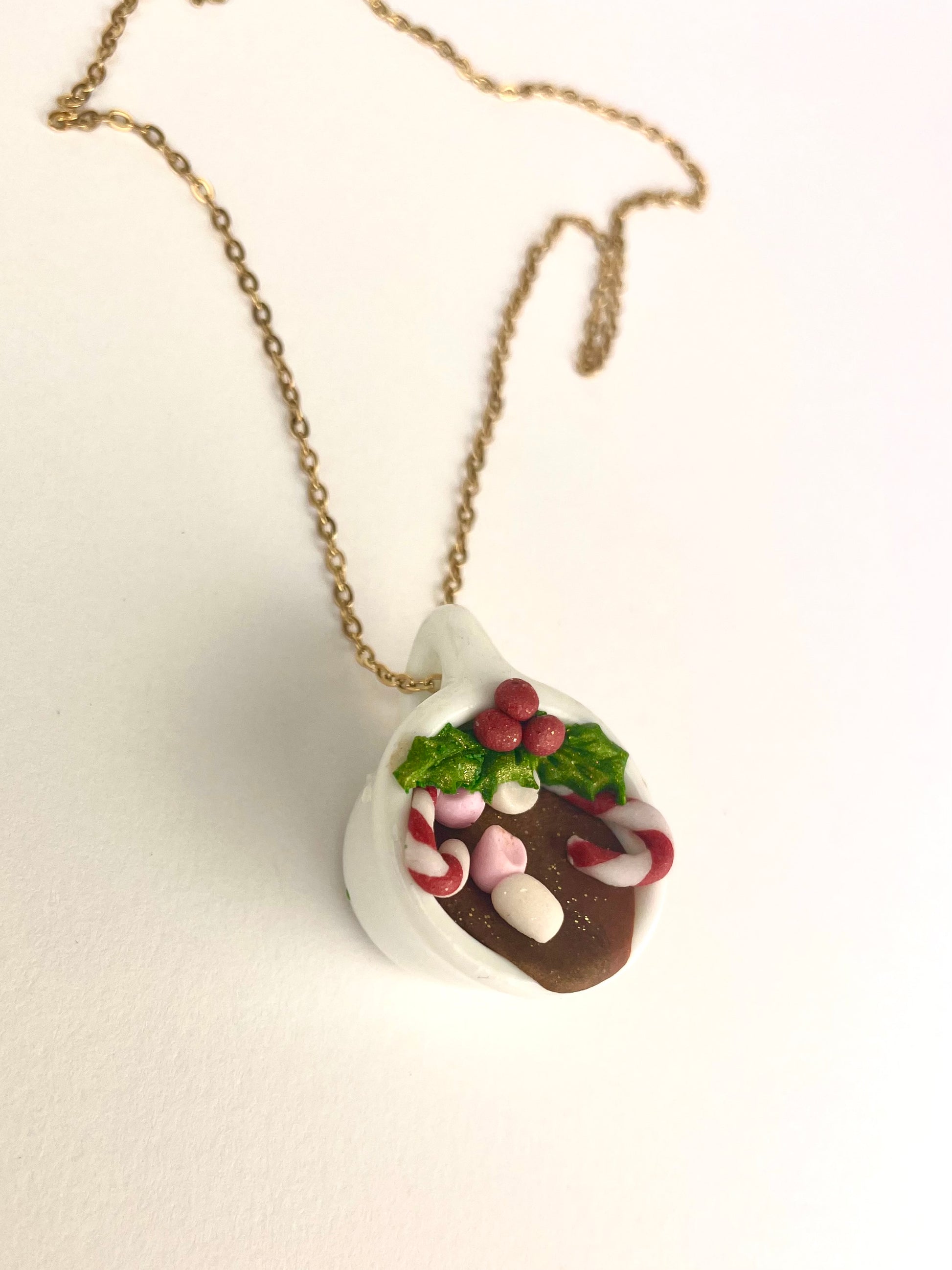 Collier miniature chocolat chaud de Noël avec détails gourmands en pâte polymère, création artisanale.