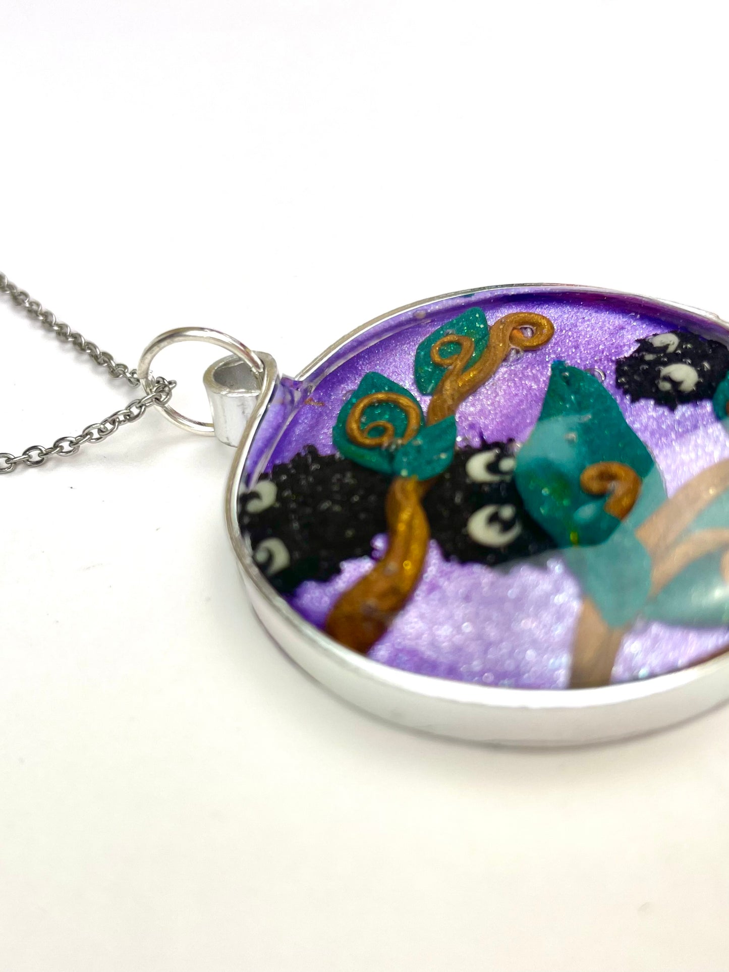 Collier avec noiraudes et étoiles-bonbons, création faite main.
