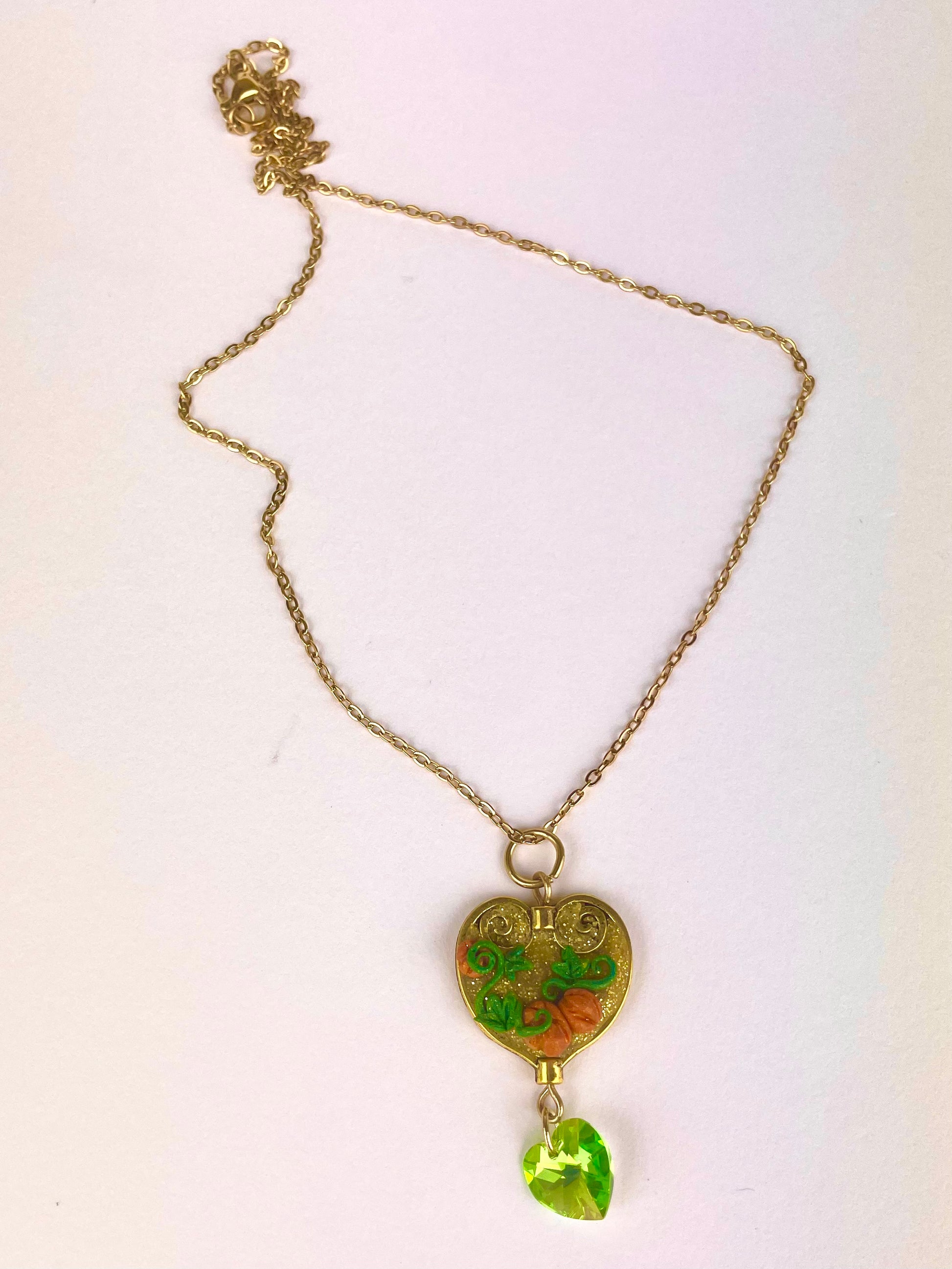 Médail­lon artisanal automnal avec chaîne dorée et cristal