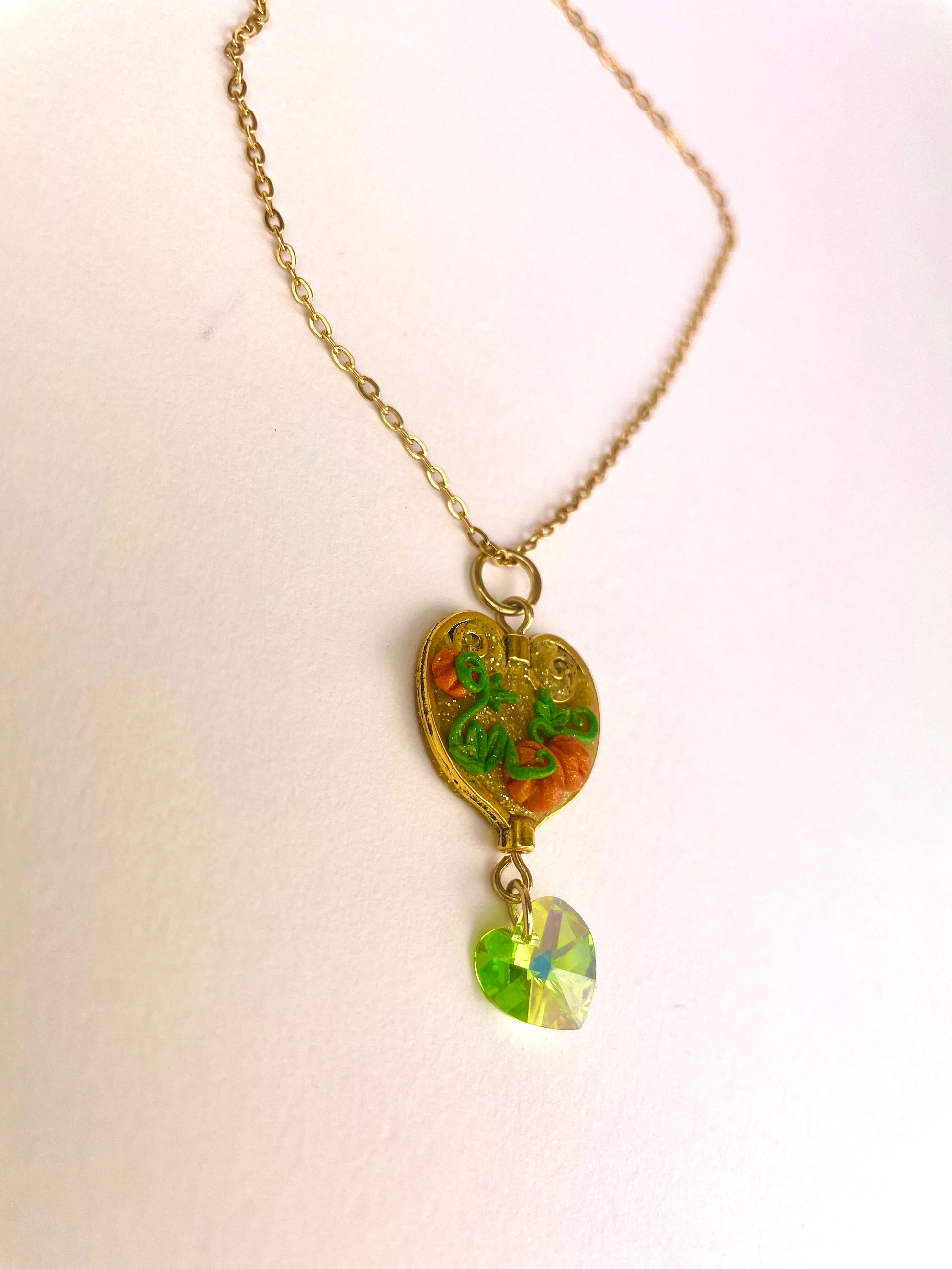 Pendentif cœur doré avec citrouille et décorations sculptées