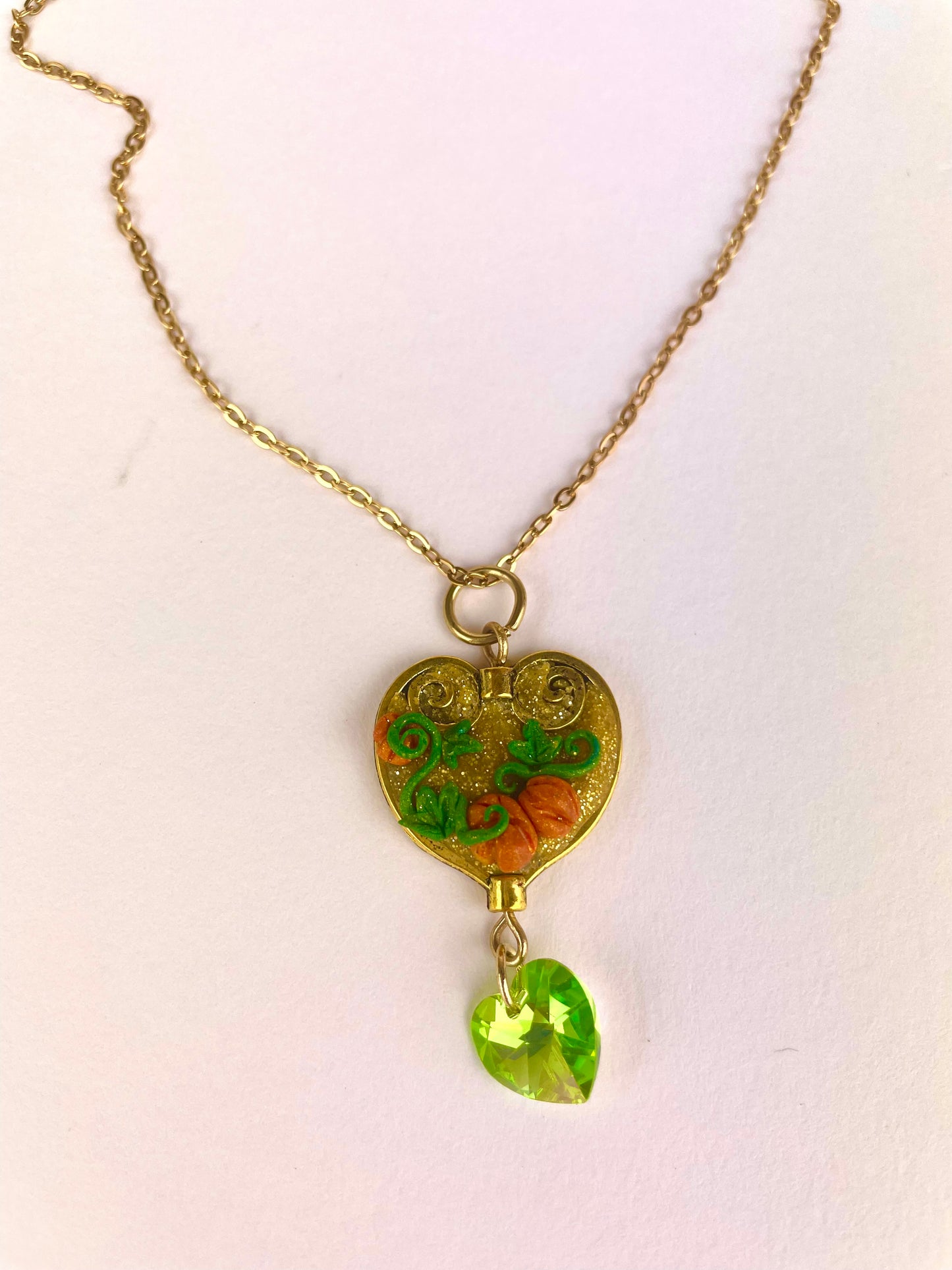 Médail­lon Cœur de Citrouille doré avec citrouille en pâte polymère et cristal vert