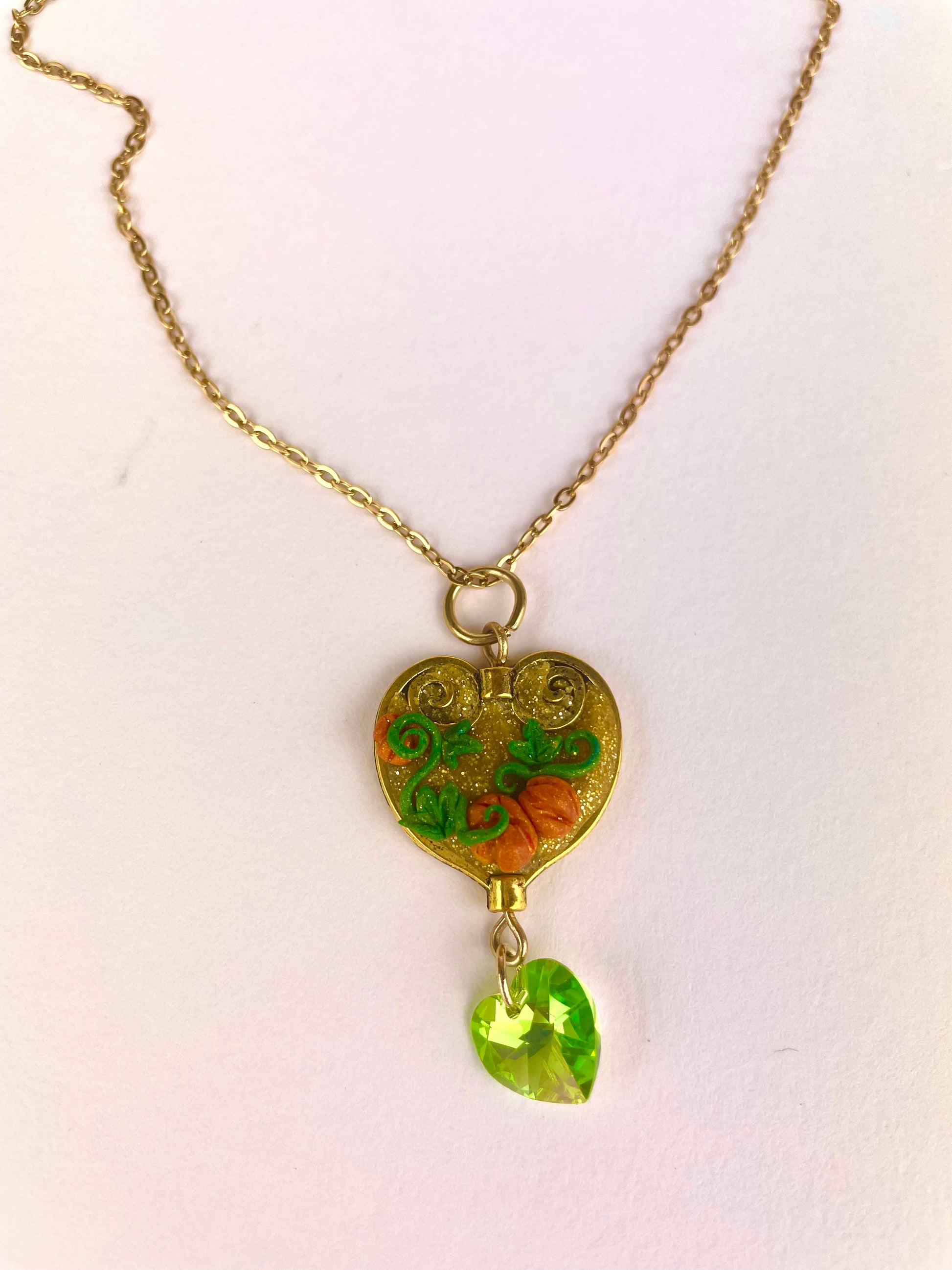 Médail­lon Cœur de Citrouille doré avec citrouille en pâte polymère et cristal vert