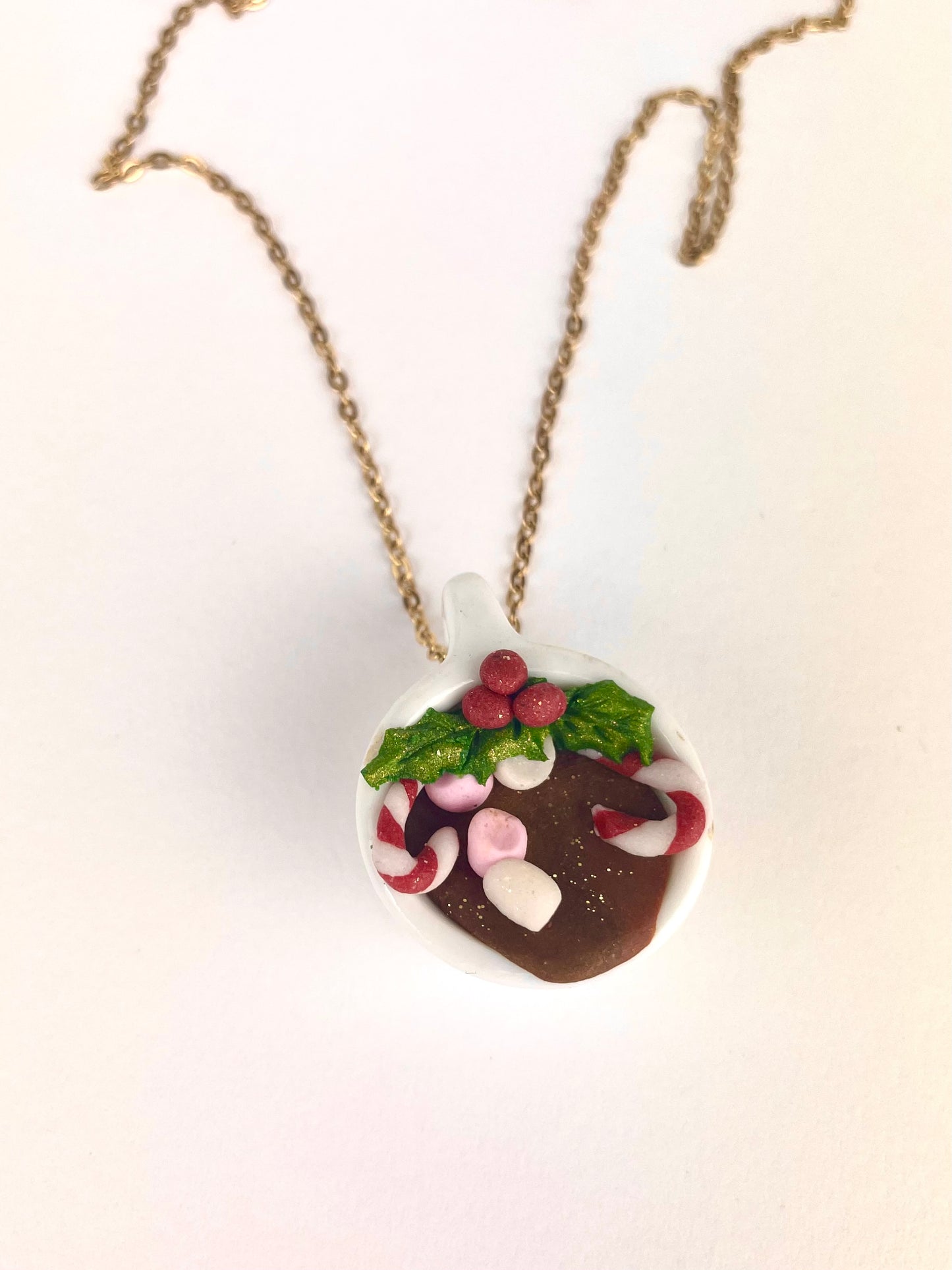 Médaillon dinette de Noël en forme de tasse de chocolat chaud avec décorations sucre d’orge et houx, bijou fait main.