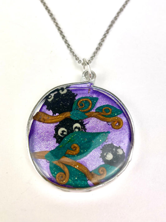 Médaillon fanart Noiraude inspiré de Ghibli, pendentif artisanal en pâte polymère.