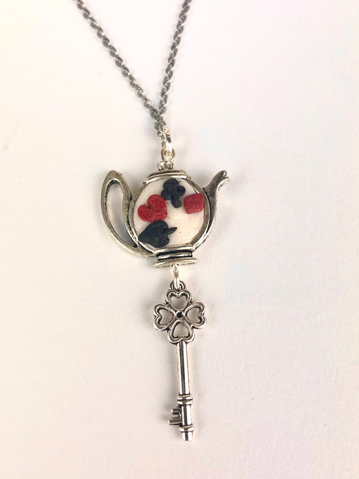 Médaillon Reine de Cœur avec clé vintage inspiré d’Alice au Pays des Merveilles, création artisanale.